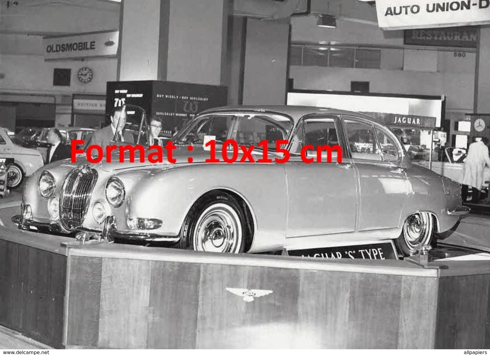 Reproduction D'une Photographie D'un Salon De L'automobile Avec Le Stand Jaguar à Londres En 1963 - Other & Unclassified