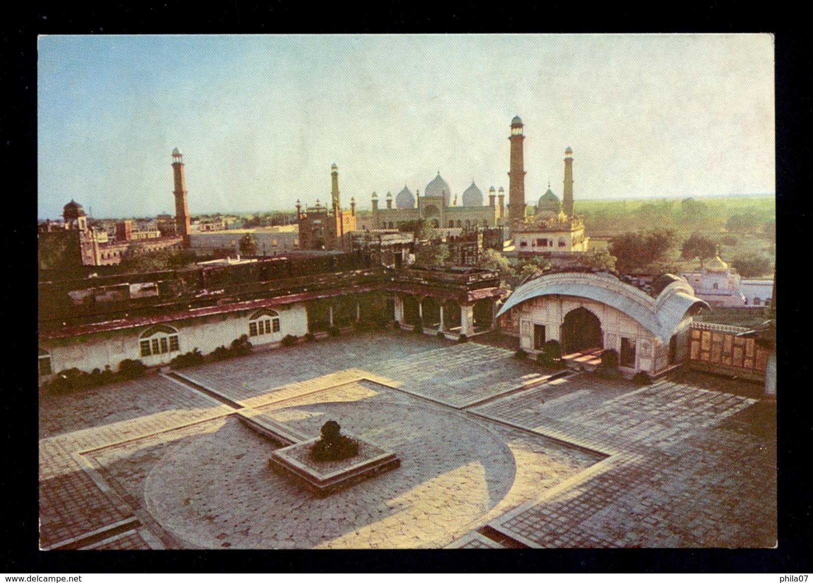 Courtyard Of The Lahore Fort With The Badshahi Mosque In The Background / Postcard Not Circulated, 2 Scans - Pakistan
