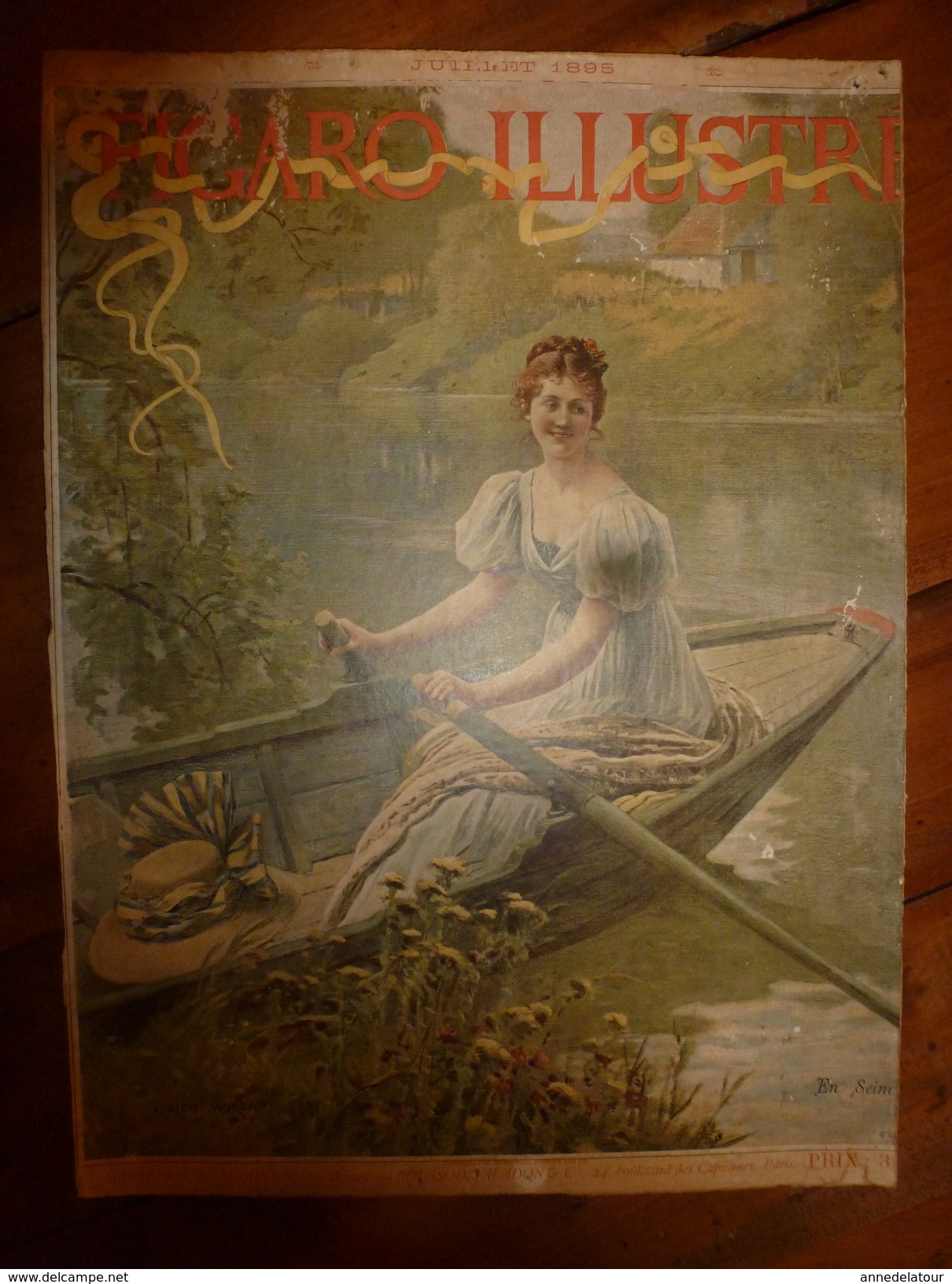 1895 Plaque Publicitaire Du FIGARO ILLUSTRE 52cm X 32cm ---> Jolie Jeune Fille En Barque Sur La Seine Par Adrien Moreau - Plaques En Carton