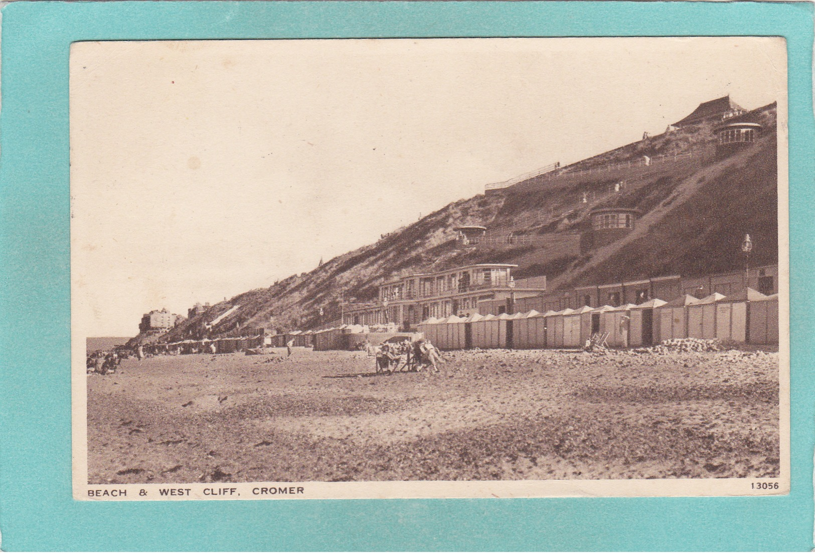 Old Postcard Of Beach And West Cliff,Cromer, Norfolk England.V31. - Andere & Zonder Classificatie