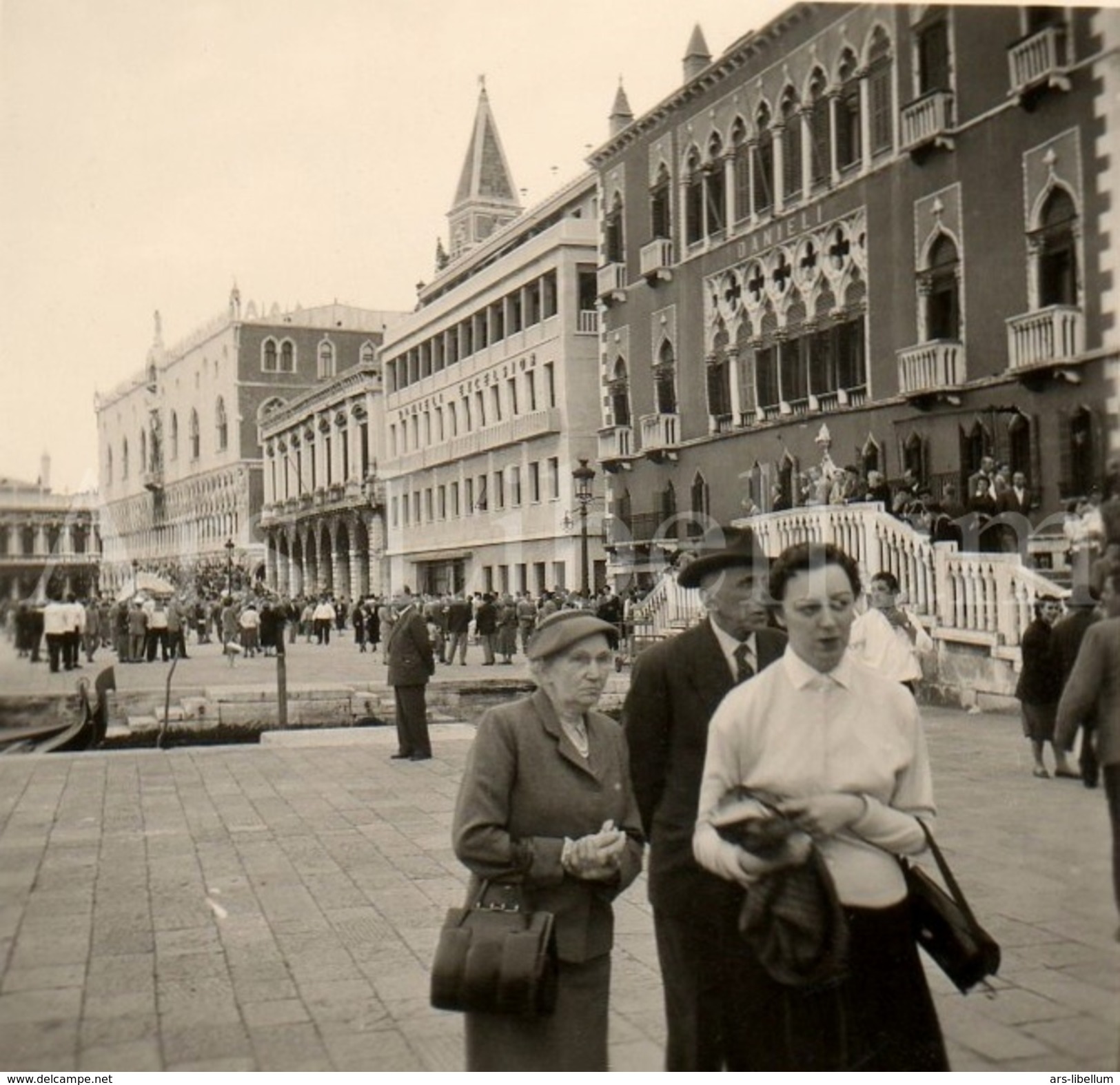 Photo Ancien / Foto / Italy / Venice / Size: 6 X 6 Cm. / With Small White Border / Woman / Man / Homme / Femme - Plaatsen