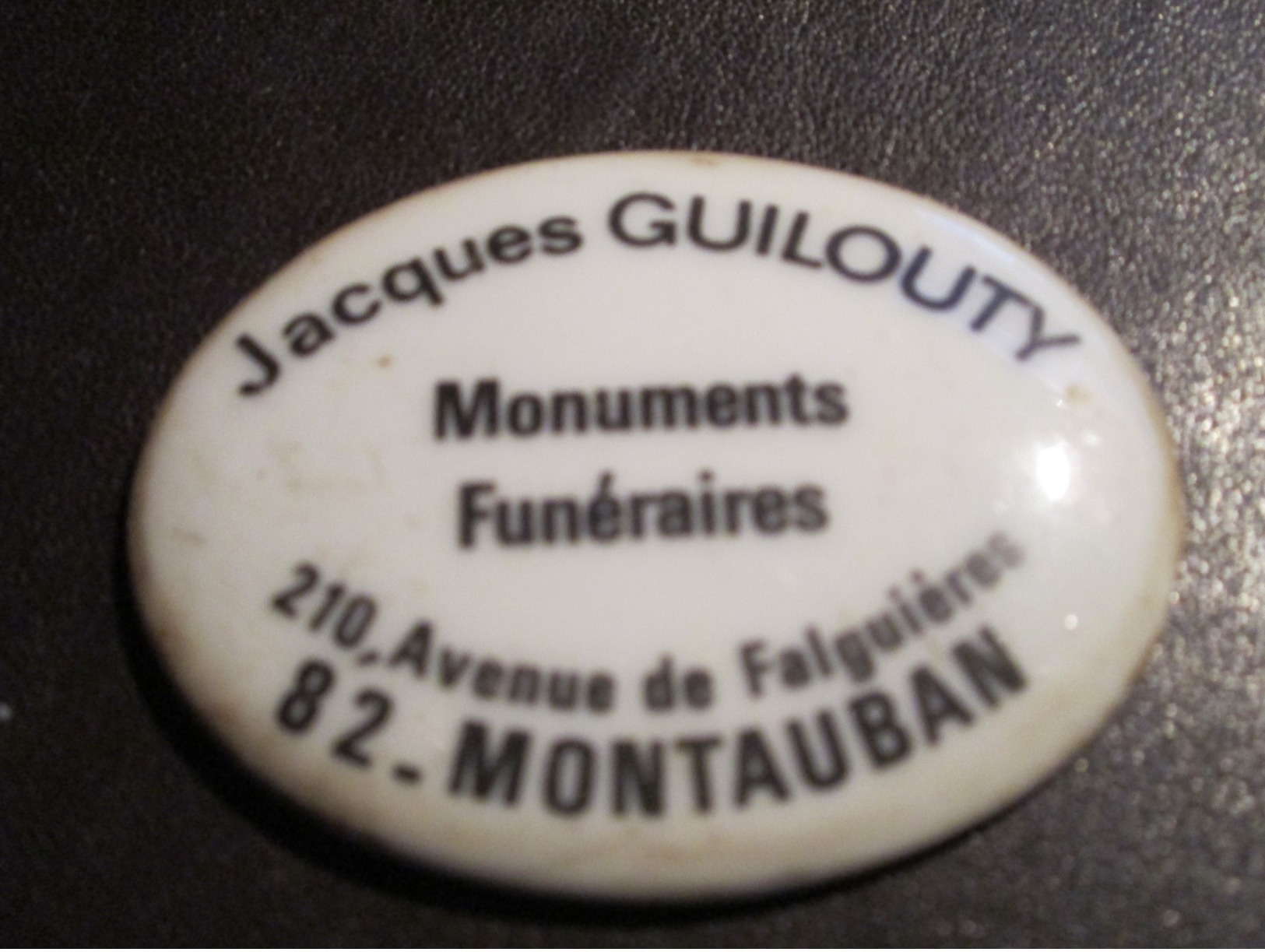 PLAQUE EN PORCELAINE "JACQUES GUILOUTY" Monuments Funéraires 82 Montauban (6 Cm Sur 4.5 De Haut) - Other & Unclassified
