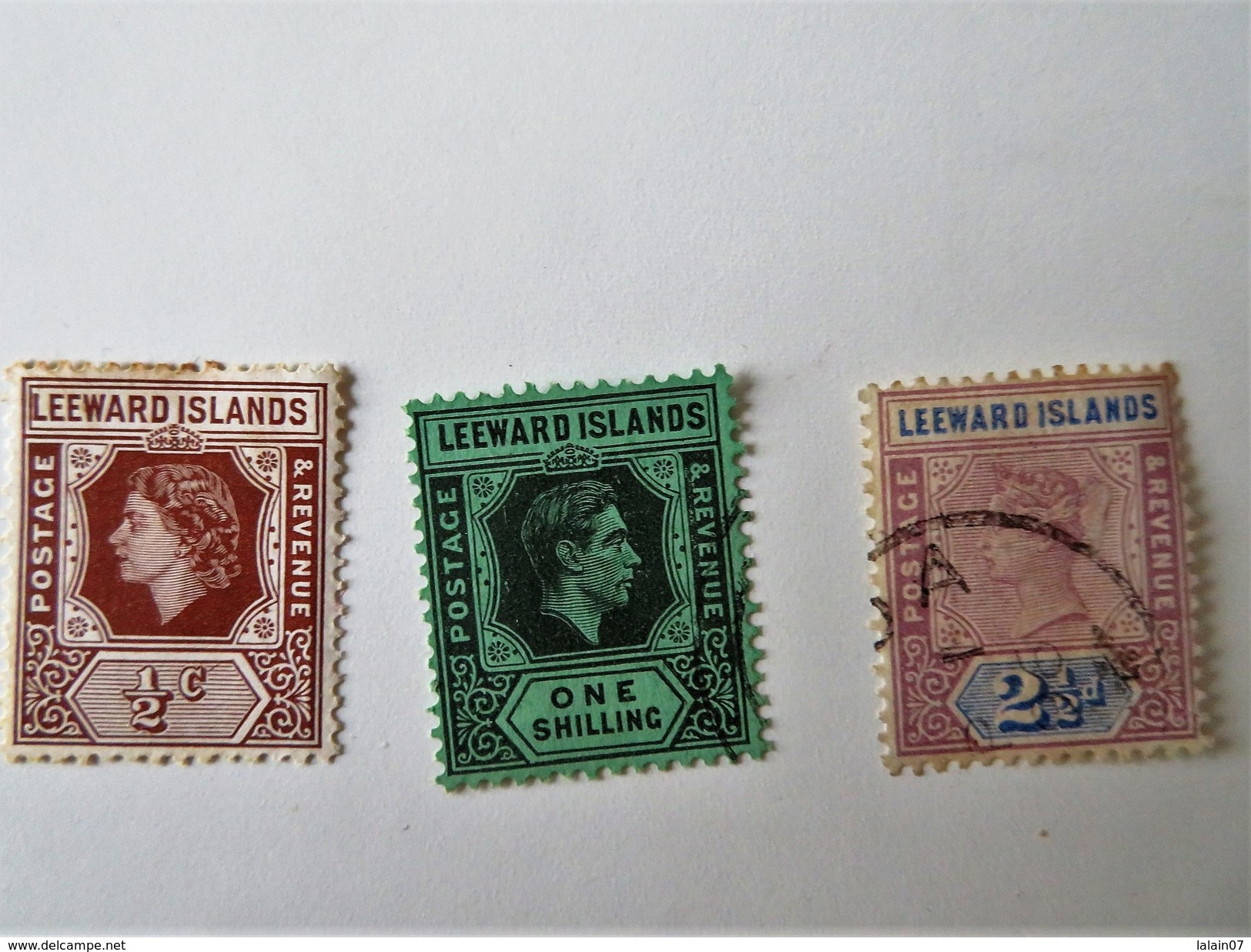 Three Stamps Of LEEWARD ISLANDS, 1 Shilling, 1/2 Cent, 2 1/2 D - Leeward  Islands