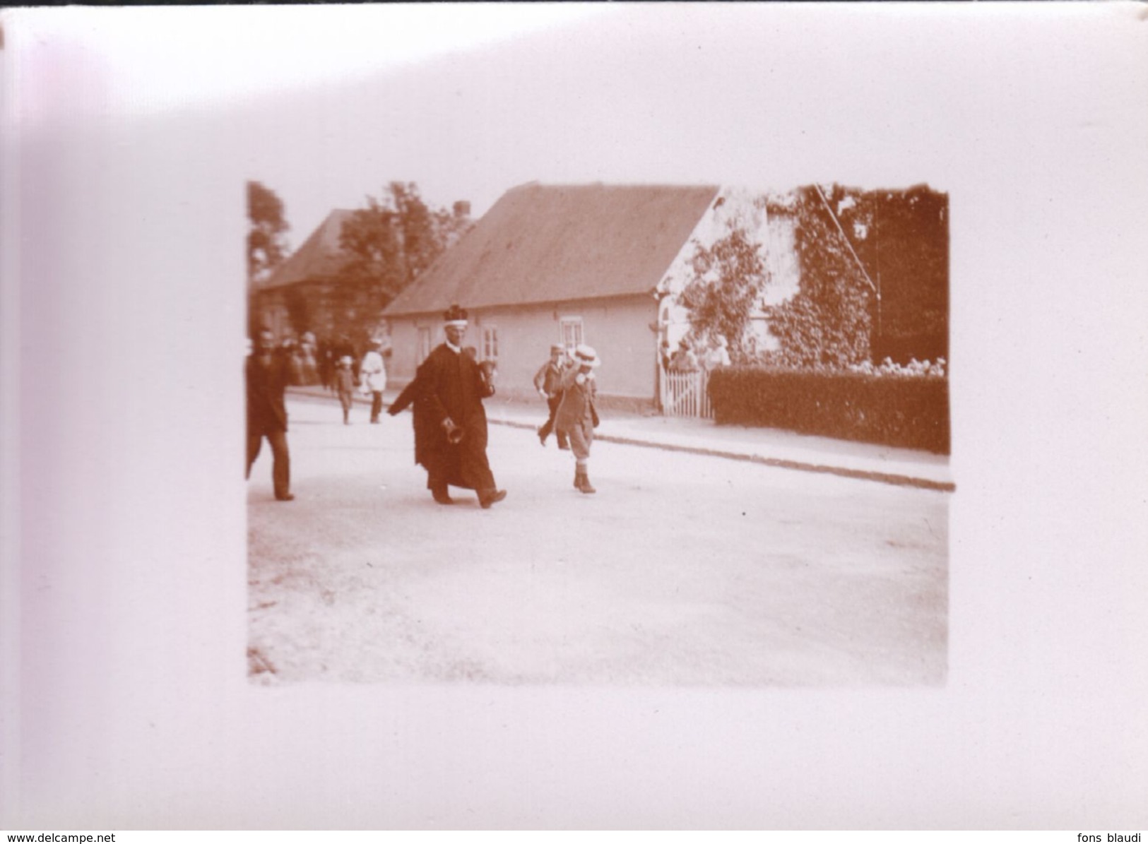 Vers 1910 - Veules-les-Roses (Seine-Maritime) - La Procession Du 11 Août - Le Bedeau Sonneur De Clôches - FRANCO DE PORT - Lieux