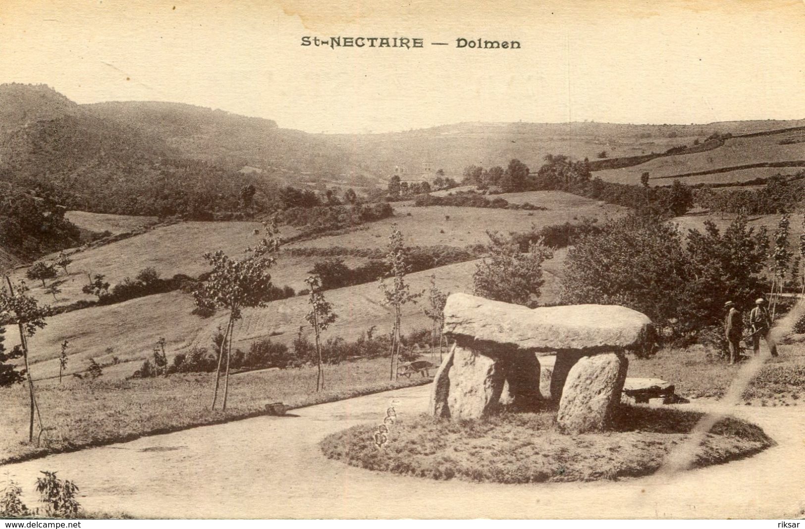 DOLMEN(SAINT NECTAIRE LE BAS) - Dolmen & Menhirs