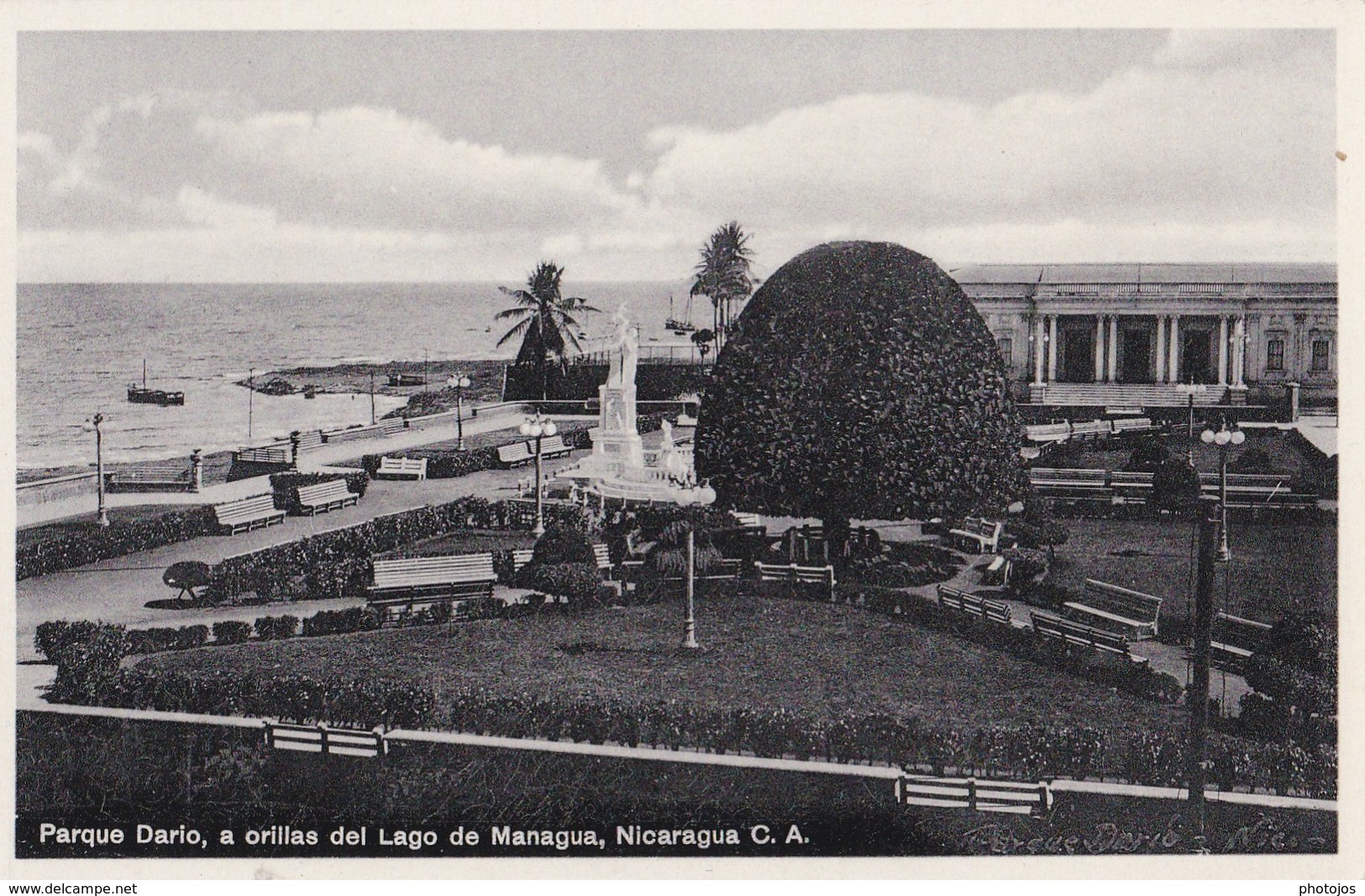 Post Card :  Managua   (Nicaragua)  Parque Ruben  Darlo, A Orillas Del  Lago       Editor ?? - Nicaragua
