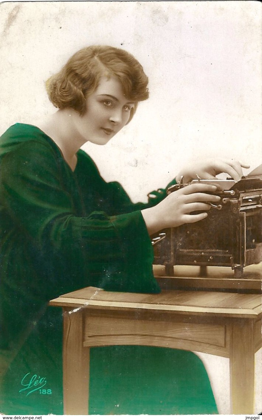 Carte Postale Jeune Femme Tapant Sur Une Machine à écrire LEO 188 - Autres & Non Classés