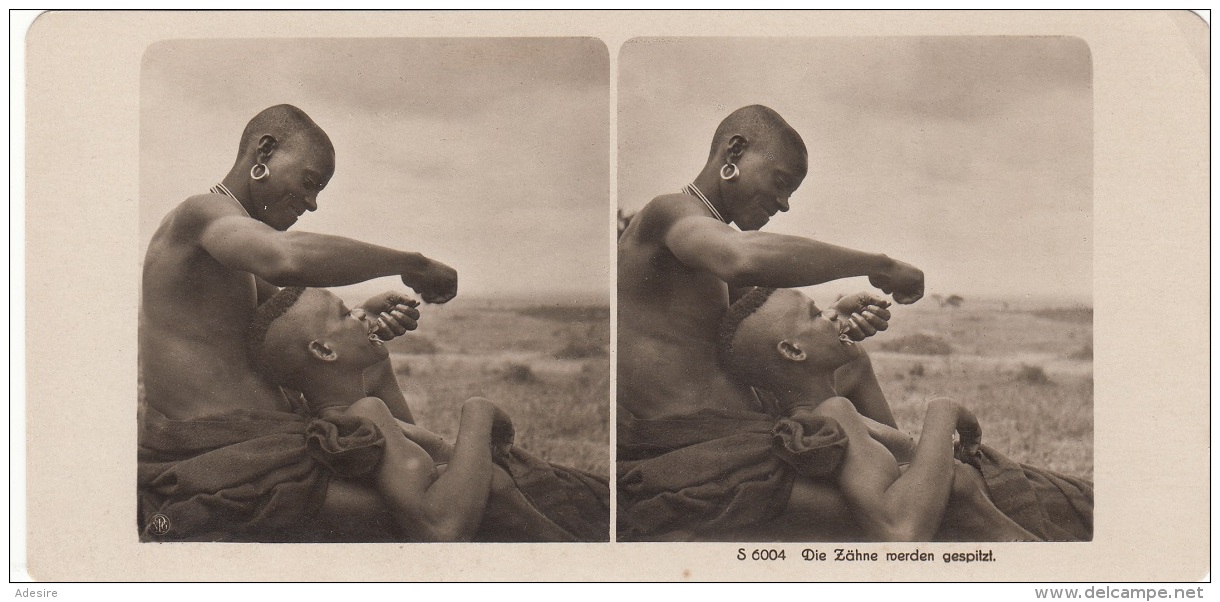 Altes STEREO FOTO AFRIKA "ZÄHNE WERDEN GESPITZT", Format 18 X 8,8 Cm - Stereo-Photographie