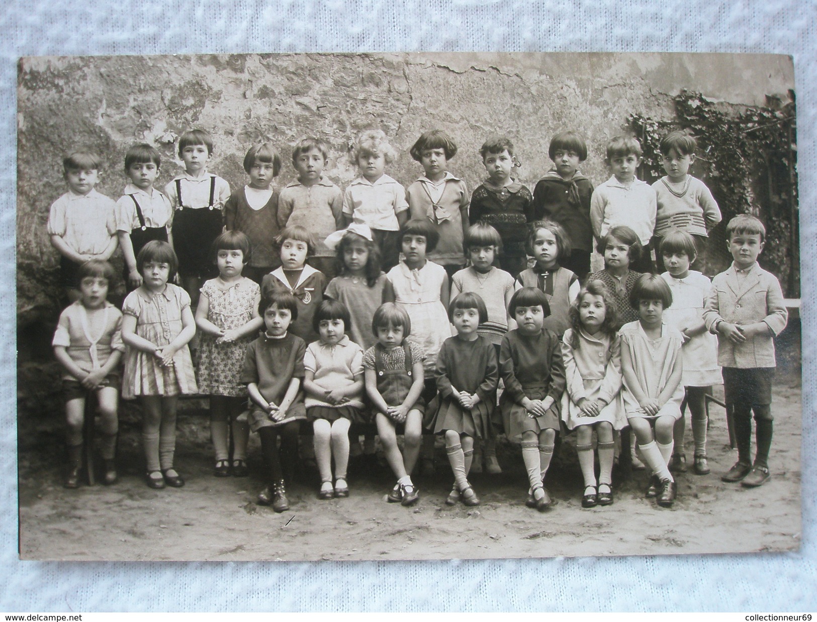 Carte Postale Photo D'un Groupe D'Enfants, Photo Scolaire Du Photographe A. DEMIERRE A LYON - Children And Family Groups