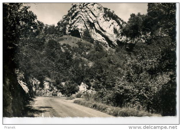 CP39042 - Route De SAINT CLAUDE à LA FAUCILLE - Le Chapeau De Gendarme - Saint Claude