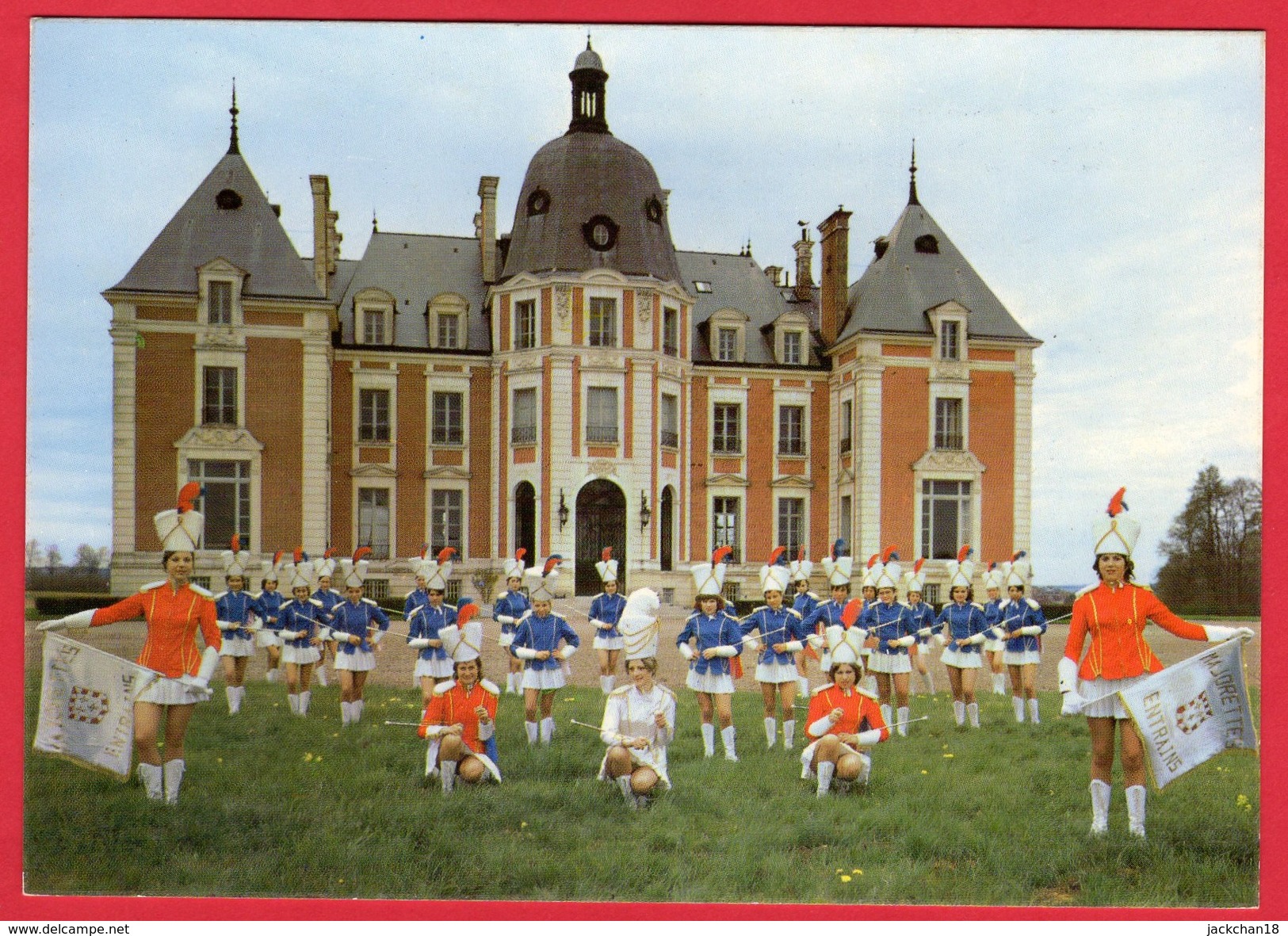 -- ENTRAINS SUR NOHAIN (Nièvre) - GROUPE DES MAJORETTES Et LE CHÂTEAU DE REVEILLON -- - Autres & Non Classés