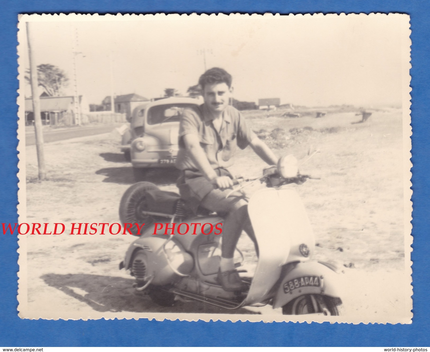 Photo Ancienne - Jeune Homme Sur Son Scooter - Vespa ? - Automobile - Garçon Boy Pose Moustache Immatriculation Moto - Cars