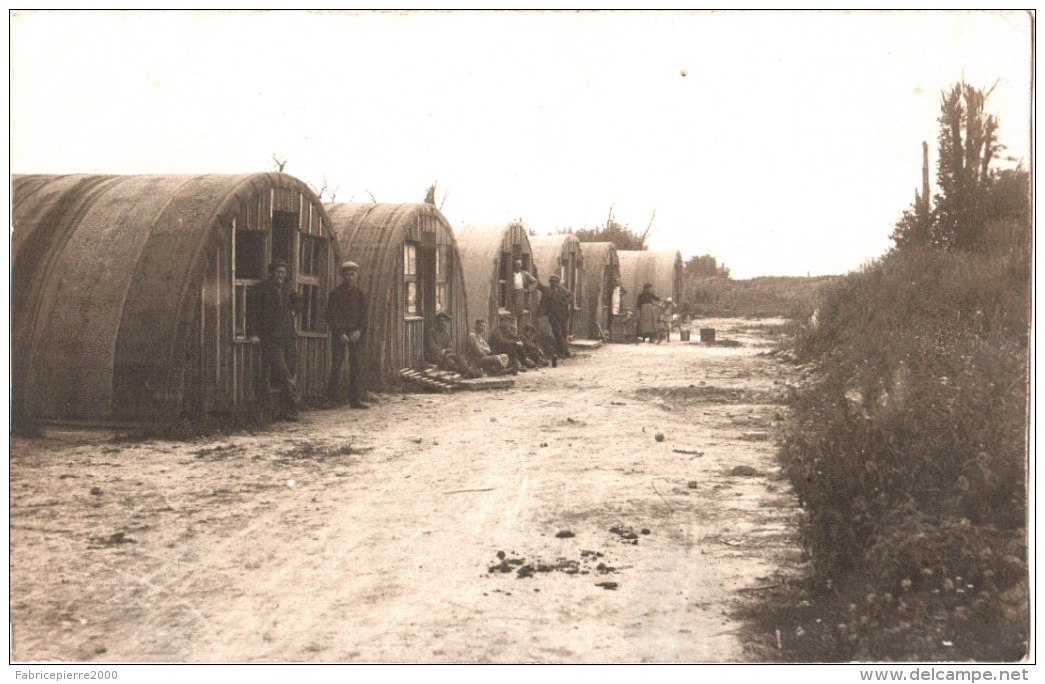 Carte-photo 80 (Somme) Soyécourt - Baraquements Provisoire Sur La Place 1920 TBE Bien Animée - Autres & Non Classés