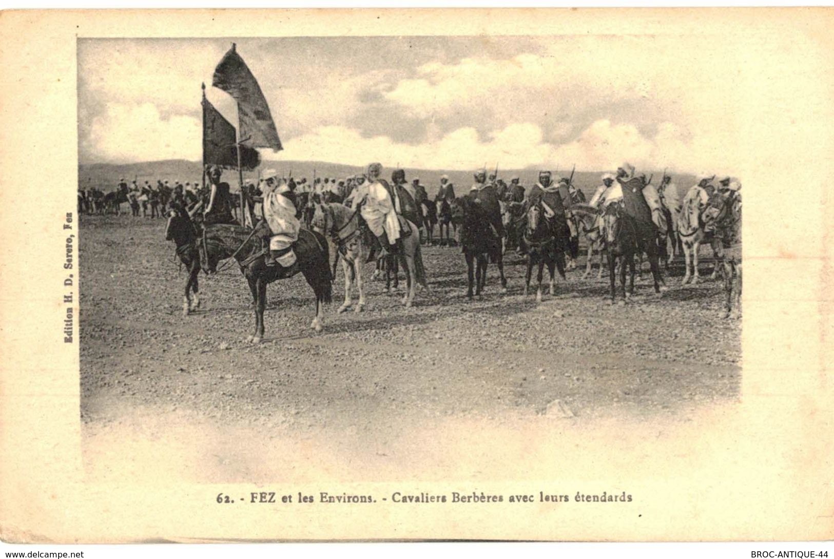 CPA N°14182 - FEZ ET LES ENVIRONS - CAVALIERS BERBERES AVEC LEURS ETENDARDS - Fez