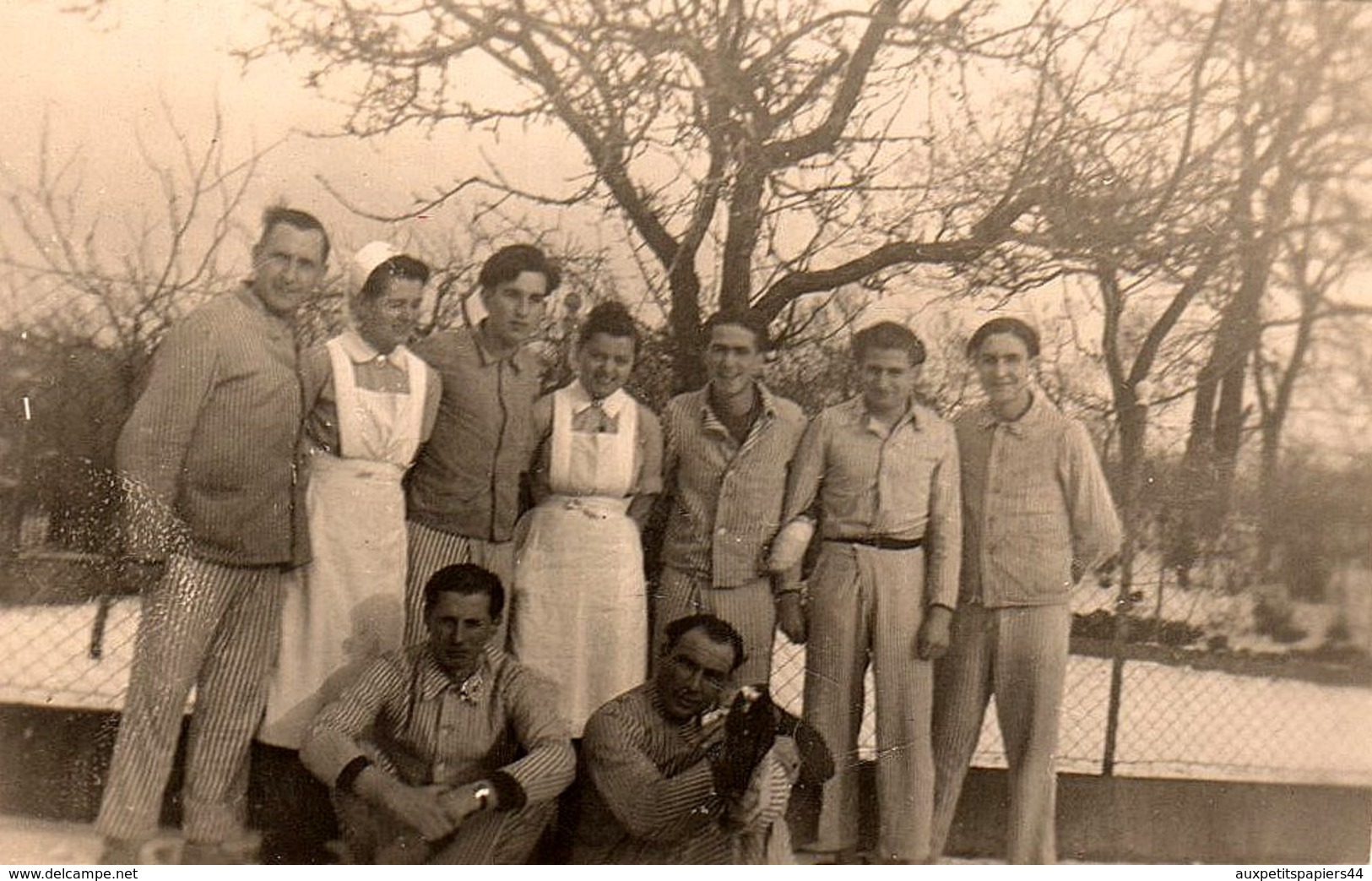 Photo Originale Guerre 1939-45 - Blessés De Guerre Allemands En Pyjamas Et Infirmières En 1945 - Voir Légende Dos - Guerre, Militaire