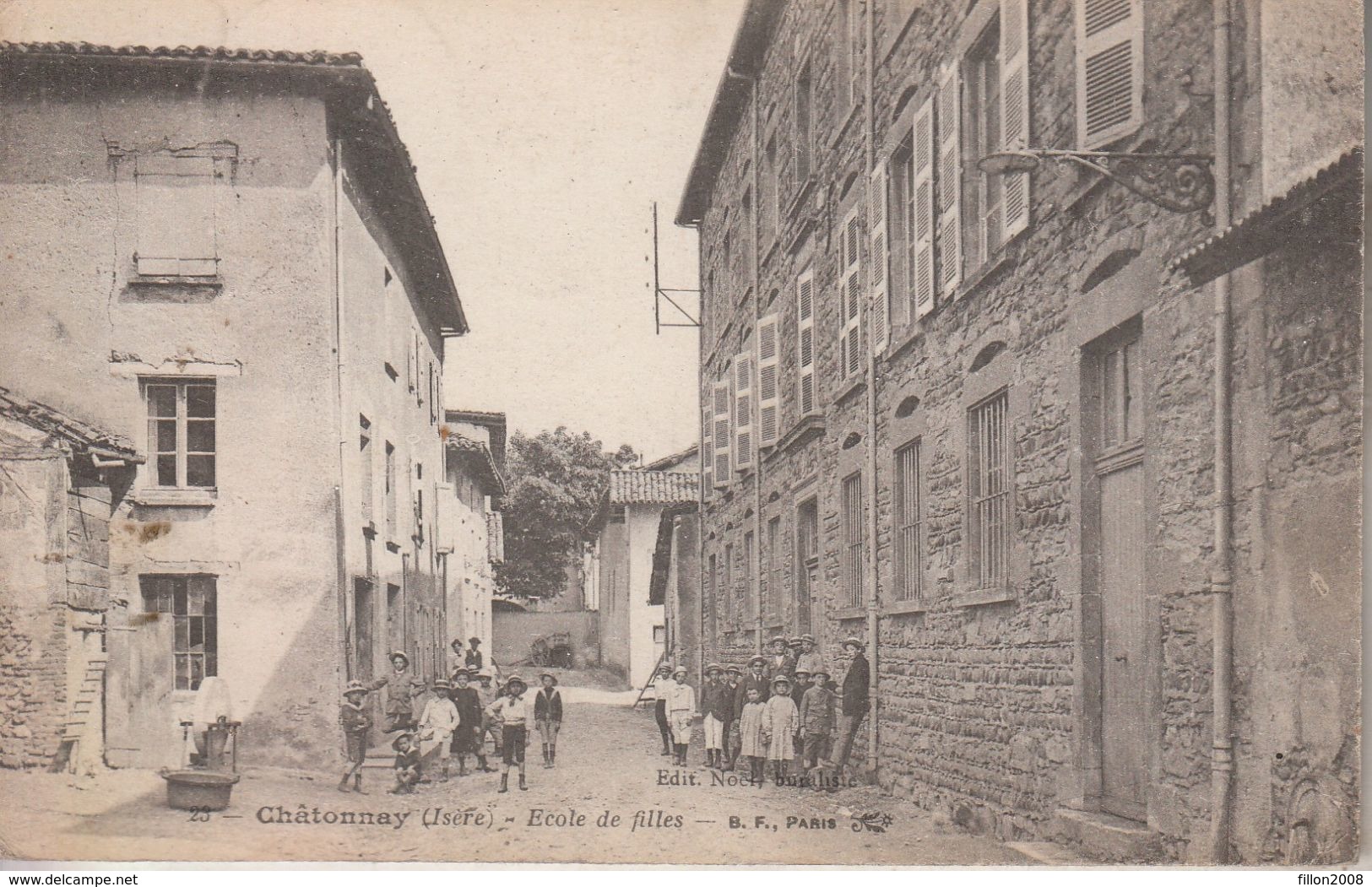 Châtonnay - Ecole De Filles - Les Enfants Posent Pour Le Photographe - Châtonnay