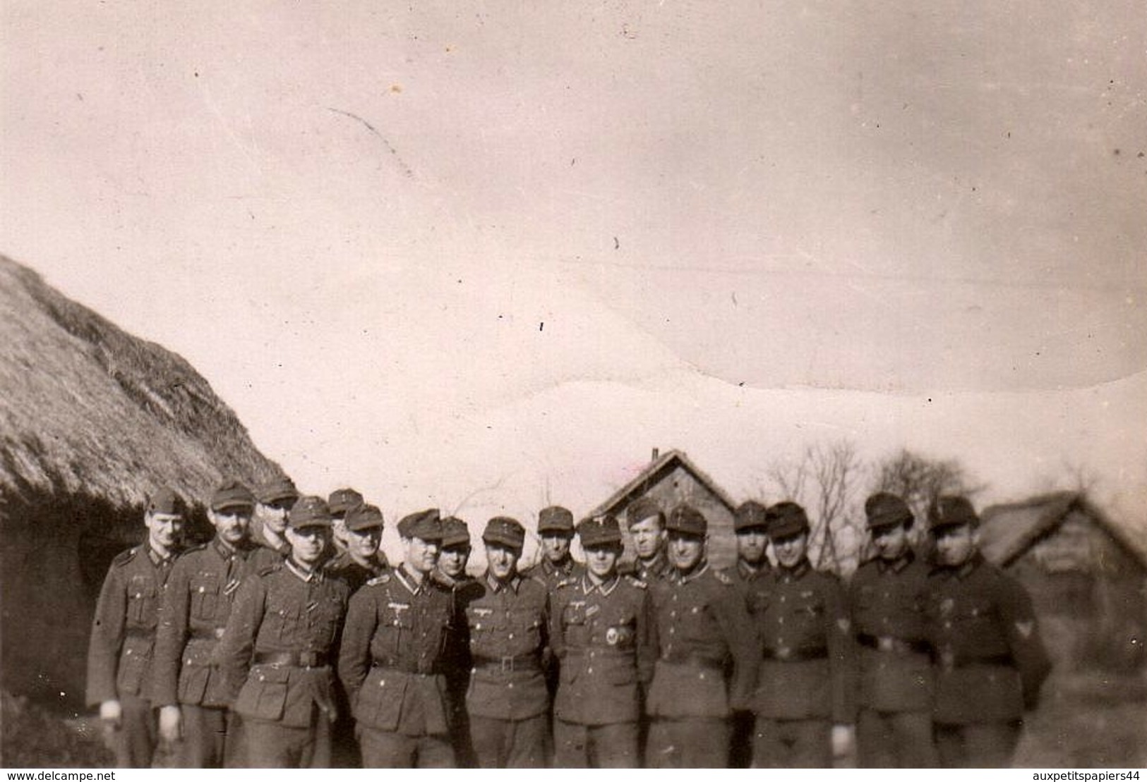 Photo Originale Guerre 1939-45 - Bataillon & Casquette De Combat " Einheitsfeldmütze "   WHARKAW Mai 1944 - Wharkow - Guerre, Militaire