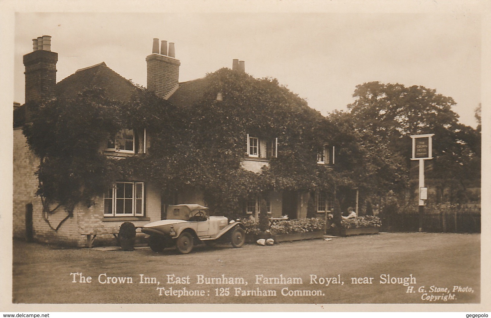 EAST BURNAM - The Crown Inn , Farnham  Royal , Near Slough   ( Belle Voiture Ancienne ) - Altri & Non Classificati