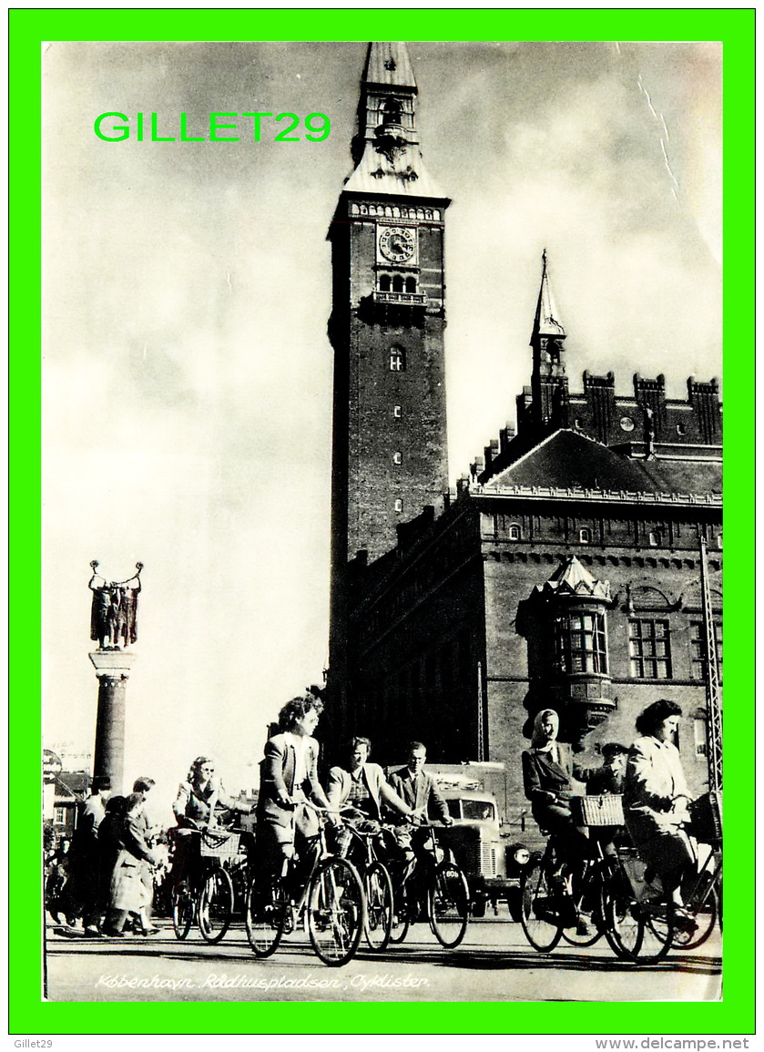 COPENHAGUE, DANEMARK - LA PLACE DE L'HÔTEL DE VILLES, CYCLISTES - CYCLISTS ON THE TOWN-HALL SQUARE - - Danemark