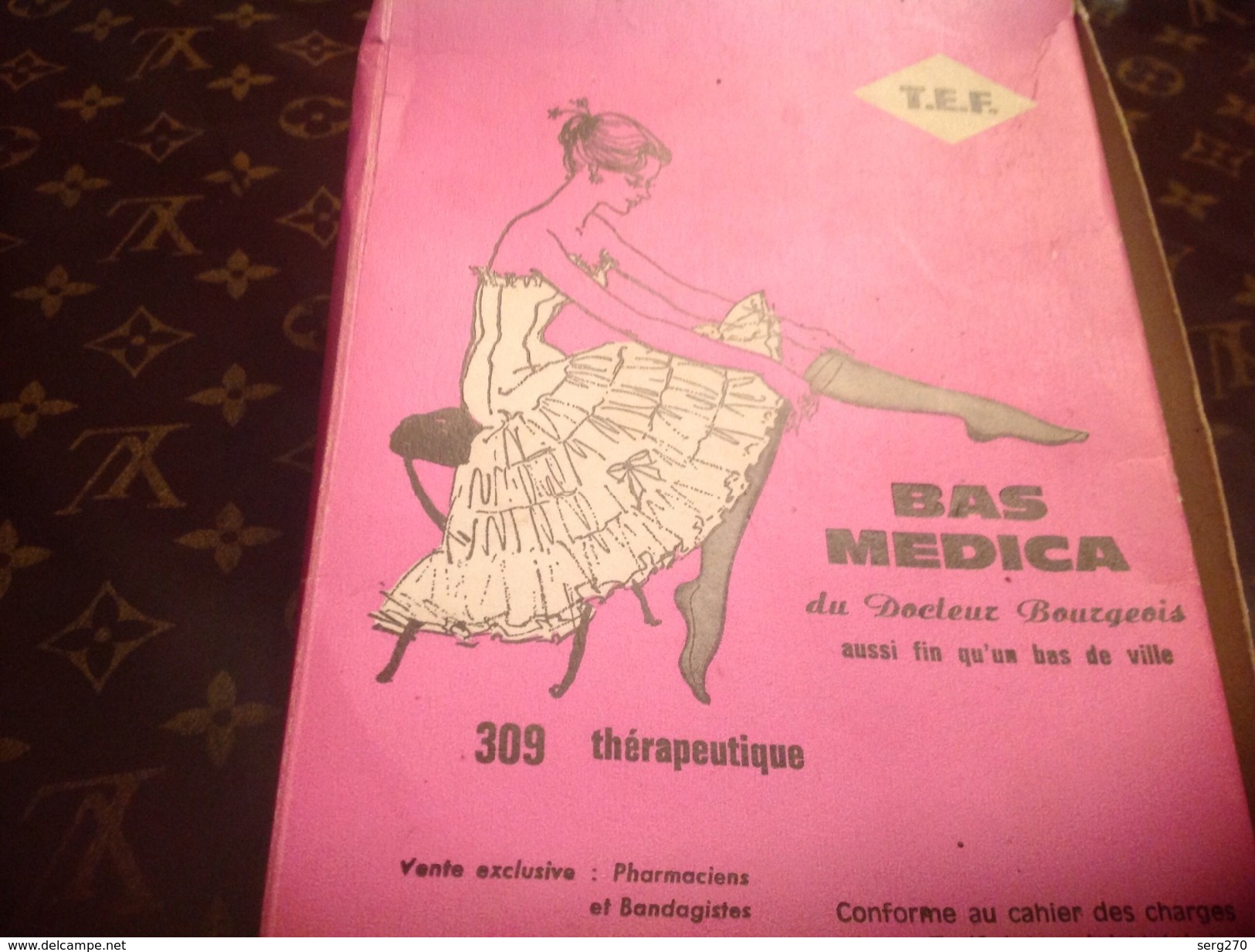 Boite Ancienne. De Bas Medica Du Docteur Bourgeois Bas Jarret  Boite Avec Femme Mettant Ses Bas - 1940-1970