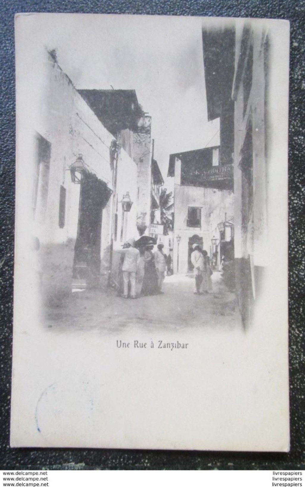 Zanzibar Une Rue Cpa Timbrée Madagascar - Tanzanie