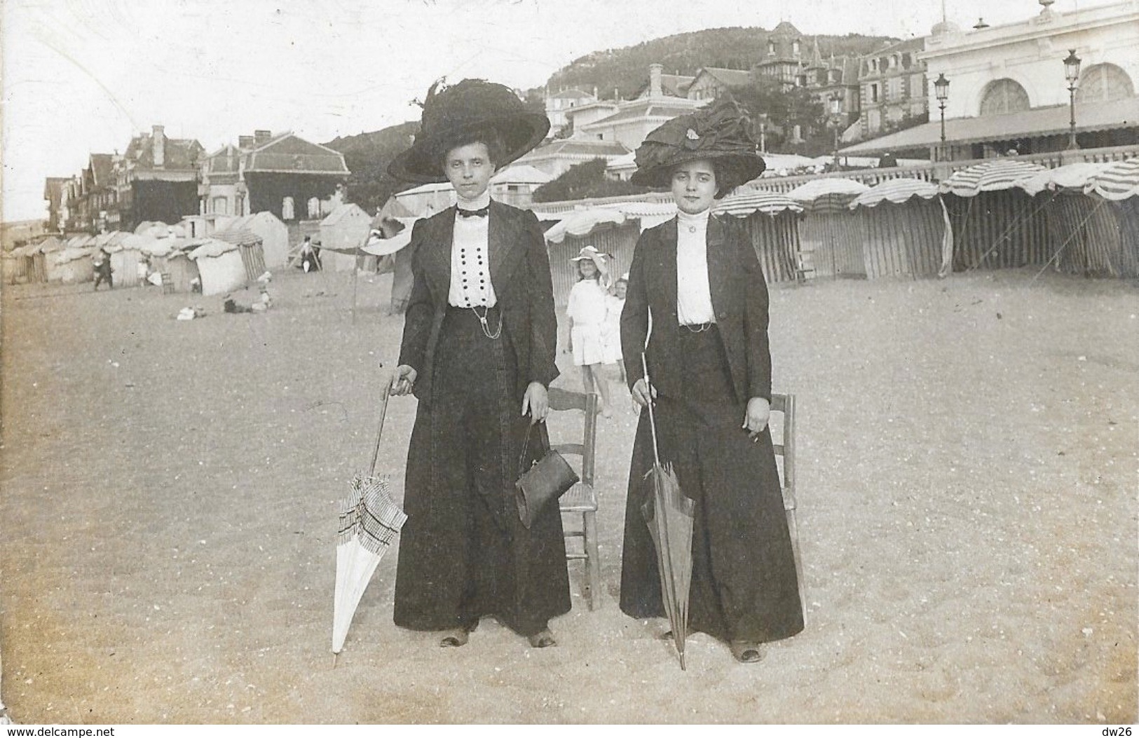 Carte-Photo 2 Femmes Avec Ombrelle à Identifier, Sur La Plage D'Houlgate, Devant Le Casino - To Identify