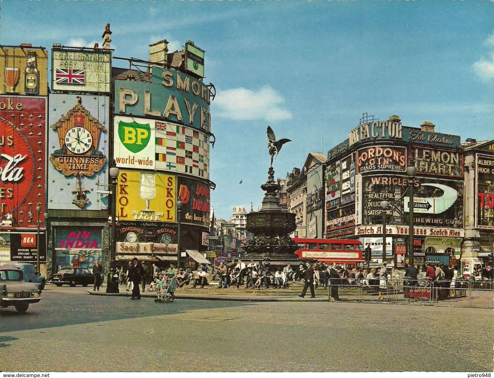 London (England, U. K.) Piccadilly Circus, Giant Post Card - Piccadilly Circus