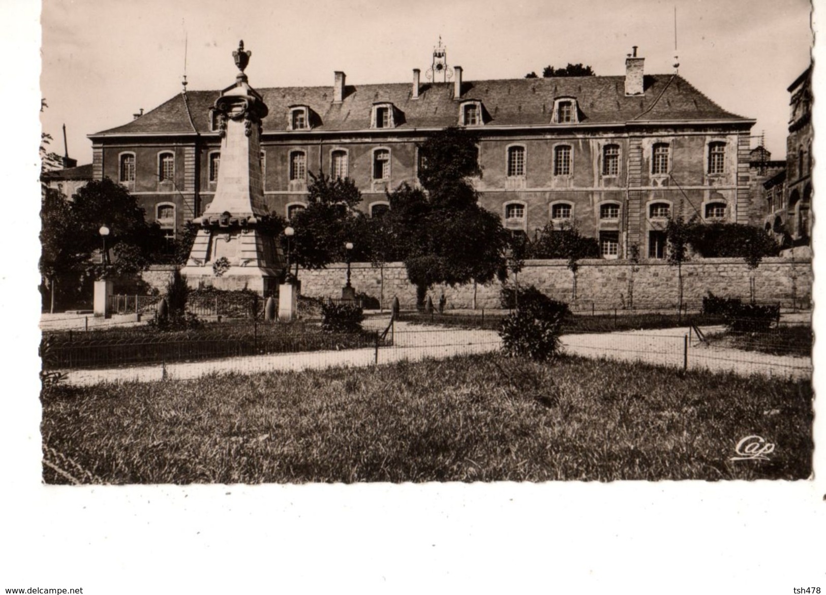 63-----RARE---ISSOIRE----le Collège Et Le Monument Aux Morts---voir 2 Scans - Issoire