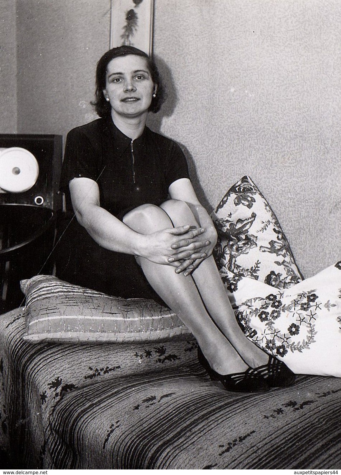 Photo Originale Pin-Up & Jolie Jeune Femme Assise Sur Un Lit Avec Ses Chaussures Vers 1960/70 ! - Pin-up