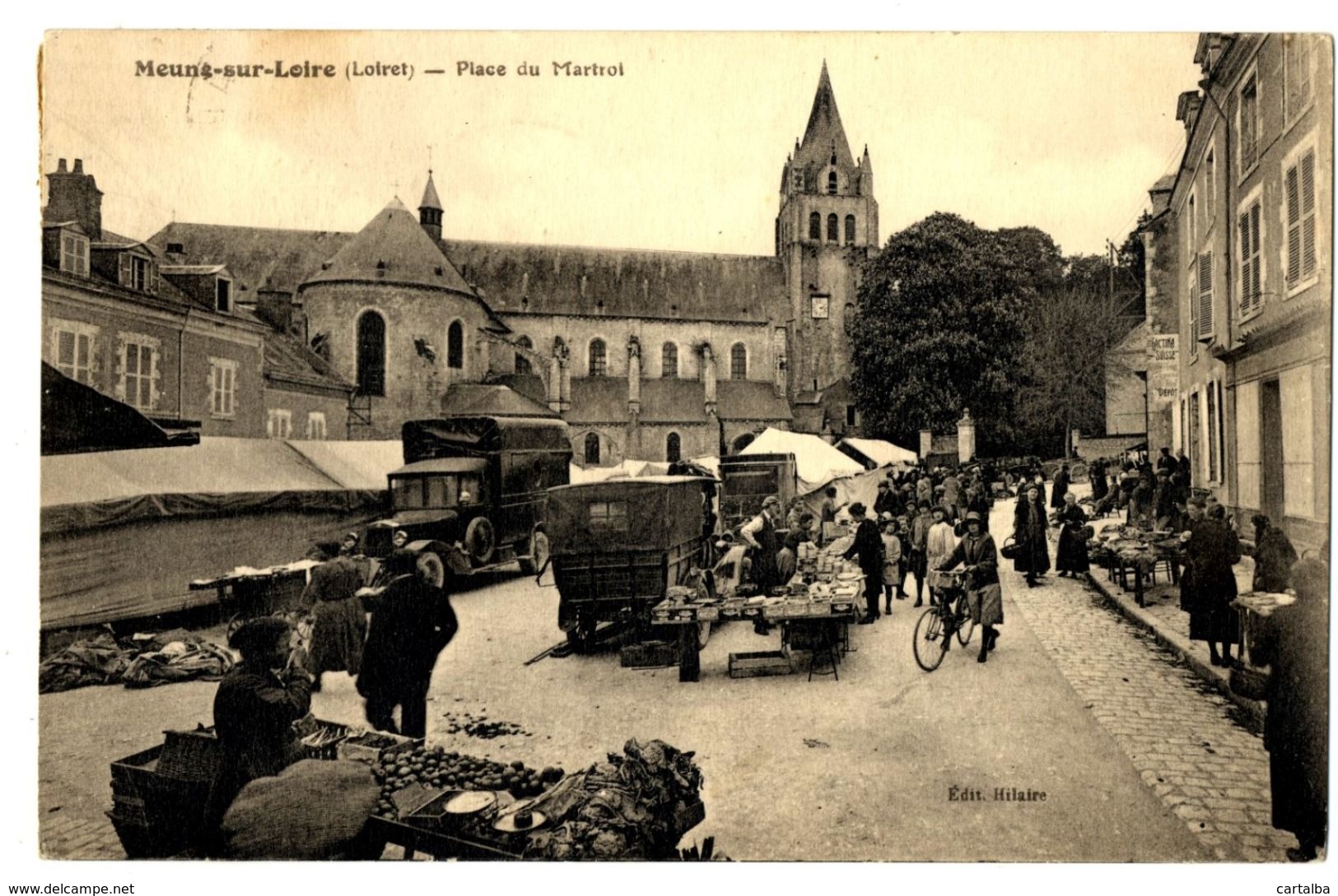 CPA 45 Loiret Meung-sur-Loire Place Du Martroi Animé Animations Voitures - Autres & Non Classés