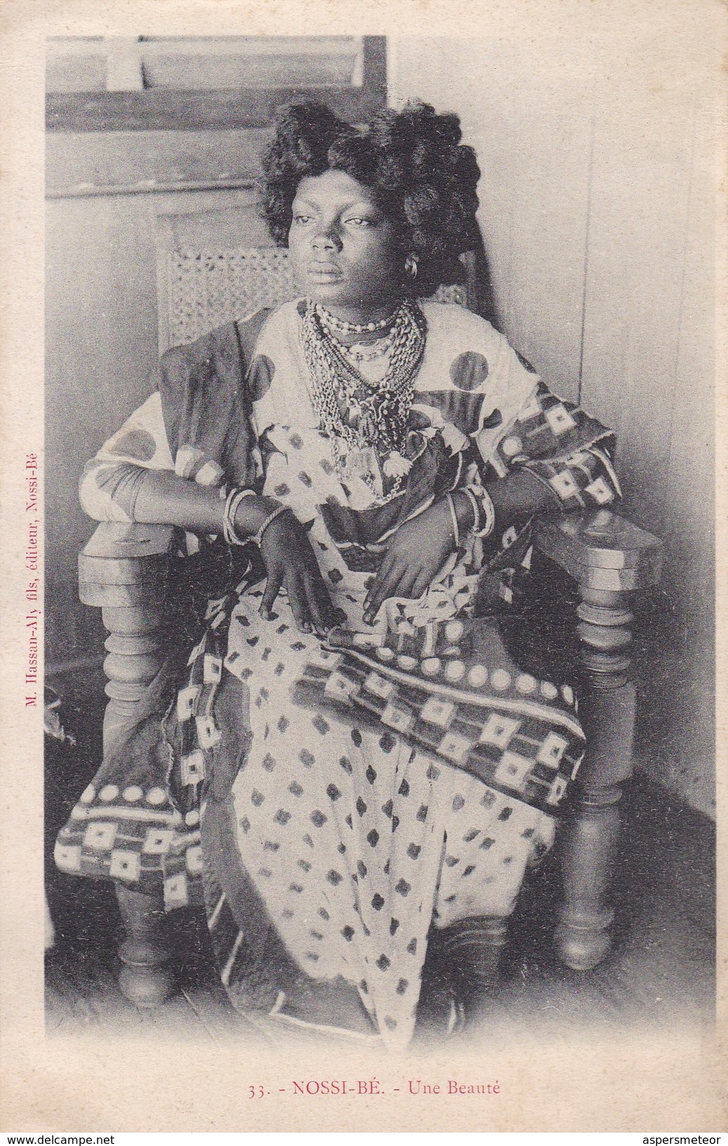 MADAGASCAR, NOSSI-BE. UNE BEAUTE. M. HASSAN ALY FILS EDITEUER. CIRCA 1900s. TBE -BLEUP - Madagascar