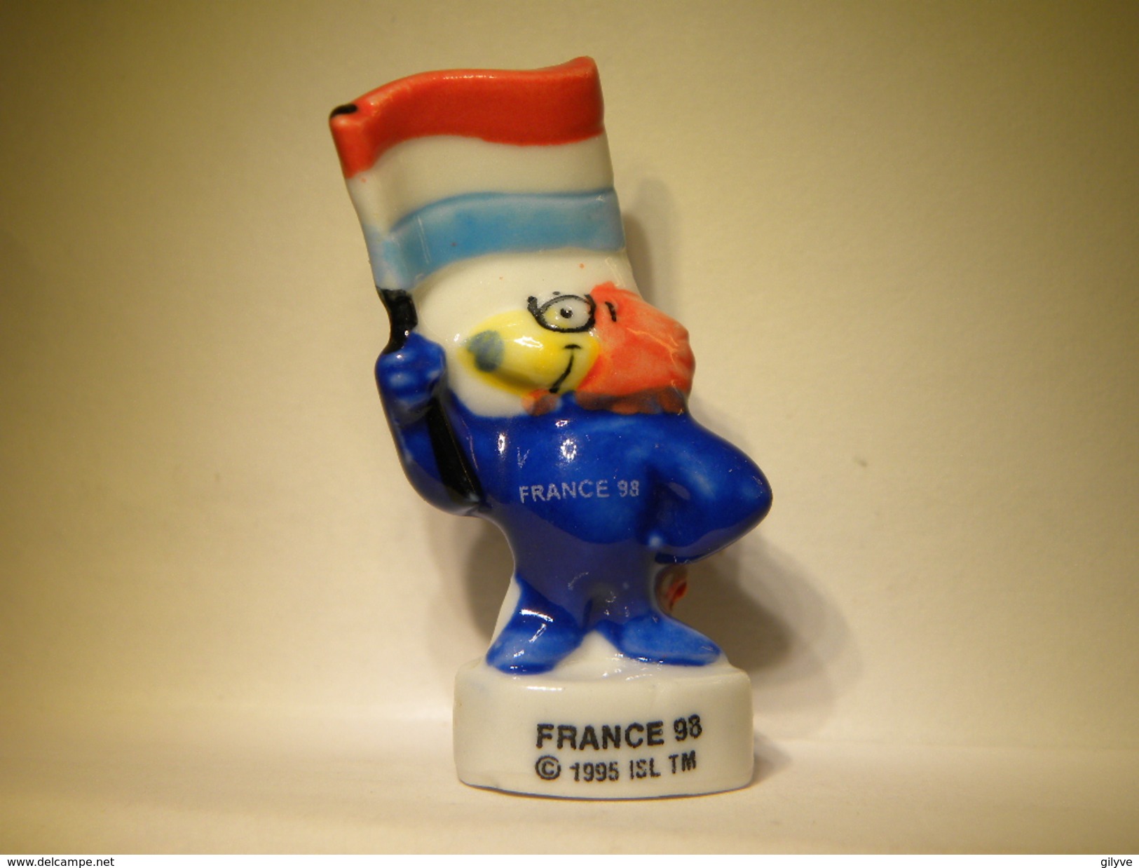 Fève Foot. Footix . France 98.  Les Drapeaux 1998.  Fèves .Fève Ancienne  (TPL4.3) - Sports