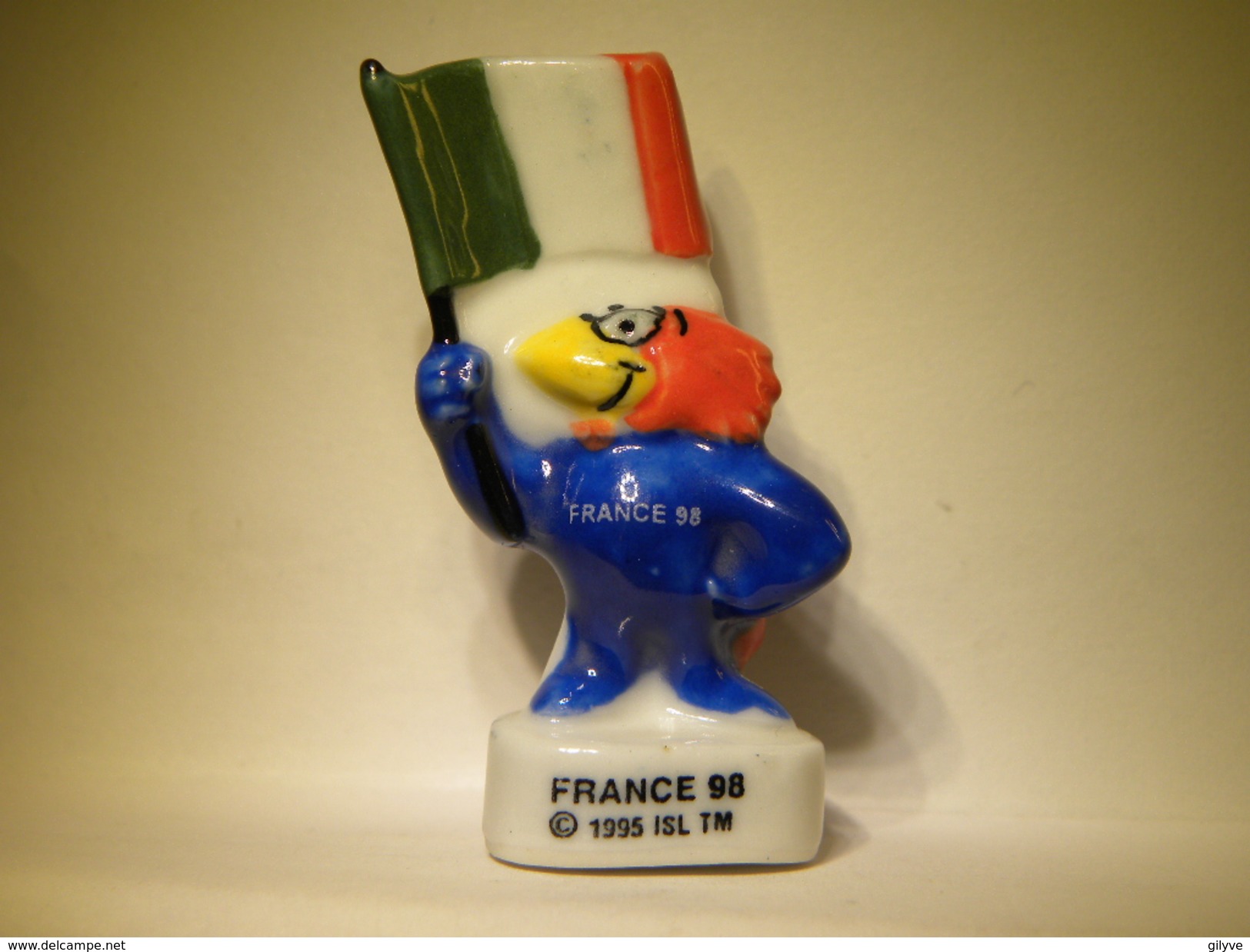 Fève Foot. Footix . France 98.  Les Drapeaux 1998.  Fèves .Fève Ancienne  (TPL4.3) - Sports