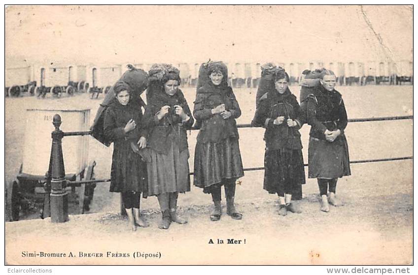 Malo Les Bains      59       A La Mer. Femmes Pêcheuses ???         (Pli Voir Scan) - Malo Les Bains