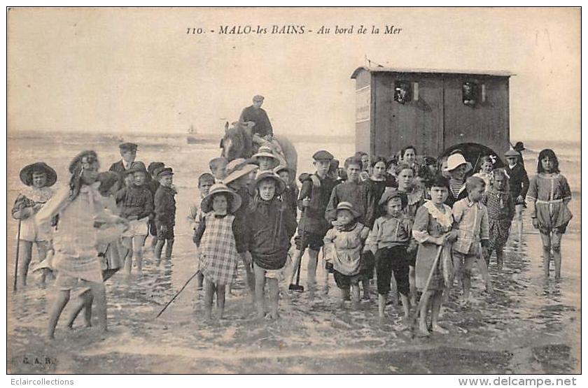 Malo Les Bains      59        Enfants Au Bord De La Mer Cabine De Plage Attelée           (voir Scan) - Malo Les Bains