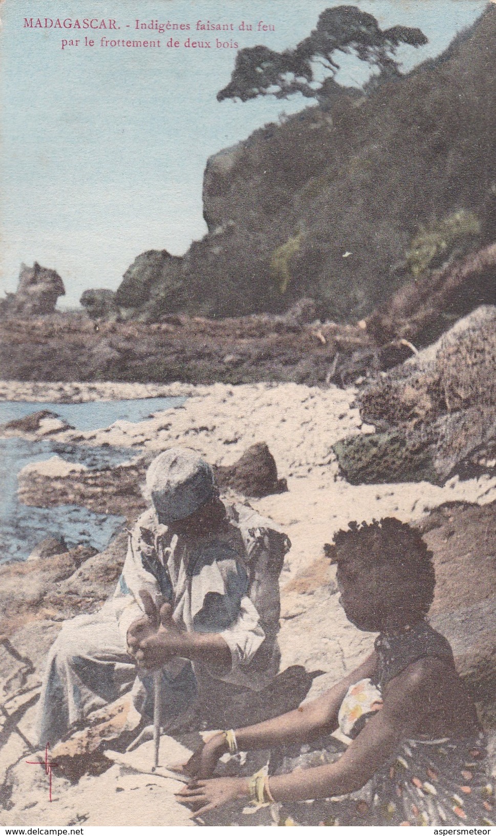 MADAGASCAR. INDIGENES FAISANT DU FEU PAR LE FROTTEMENT DE DEUX BOIS. MOULA HASSAN ALY FILS. CIRCA 1900s. TBE -BLEUP - Madagascar