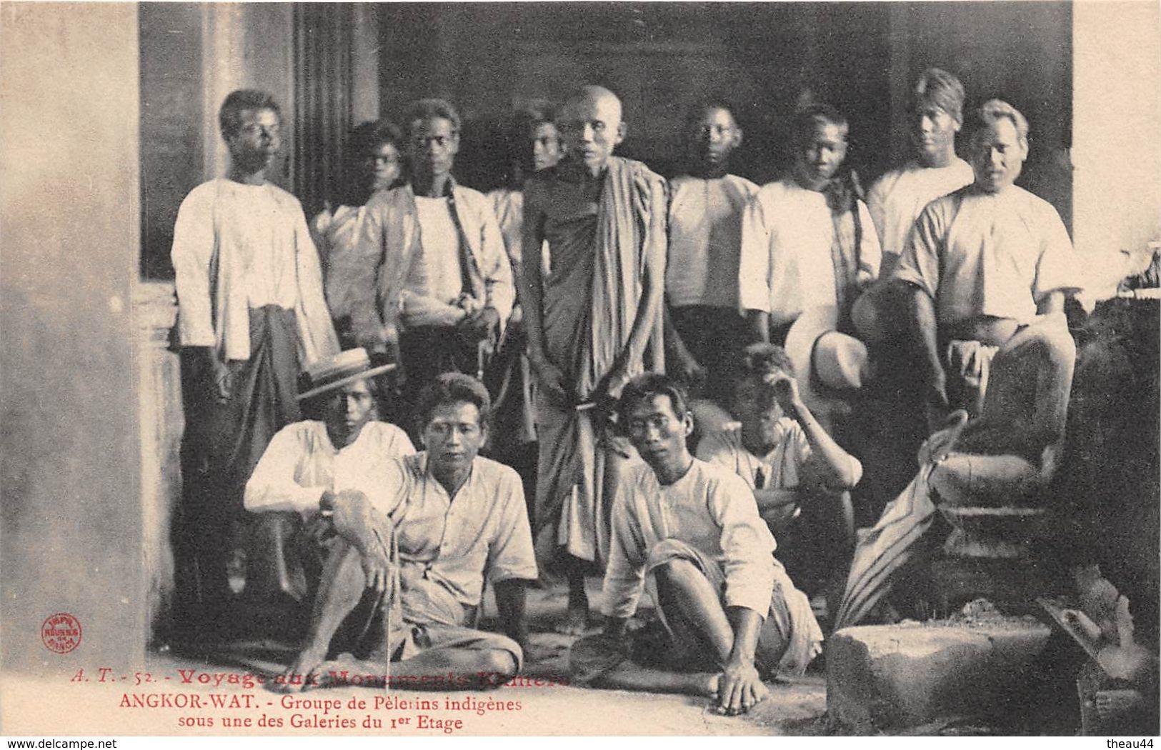 CAMBODGE  - ANGKOR-WAT - Voyage Aux Monuments Khmers - LGroupe De Pélerins Indigènes Sous Une Galerie Du 1er étage - Cambodia