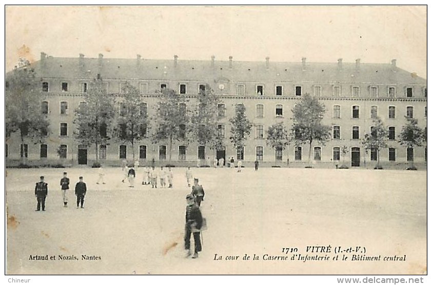 VITRE LA COUR ET LA CASERNE D'INFANTERIE ET LE BATIMENT CENTRAL - Vitre