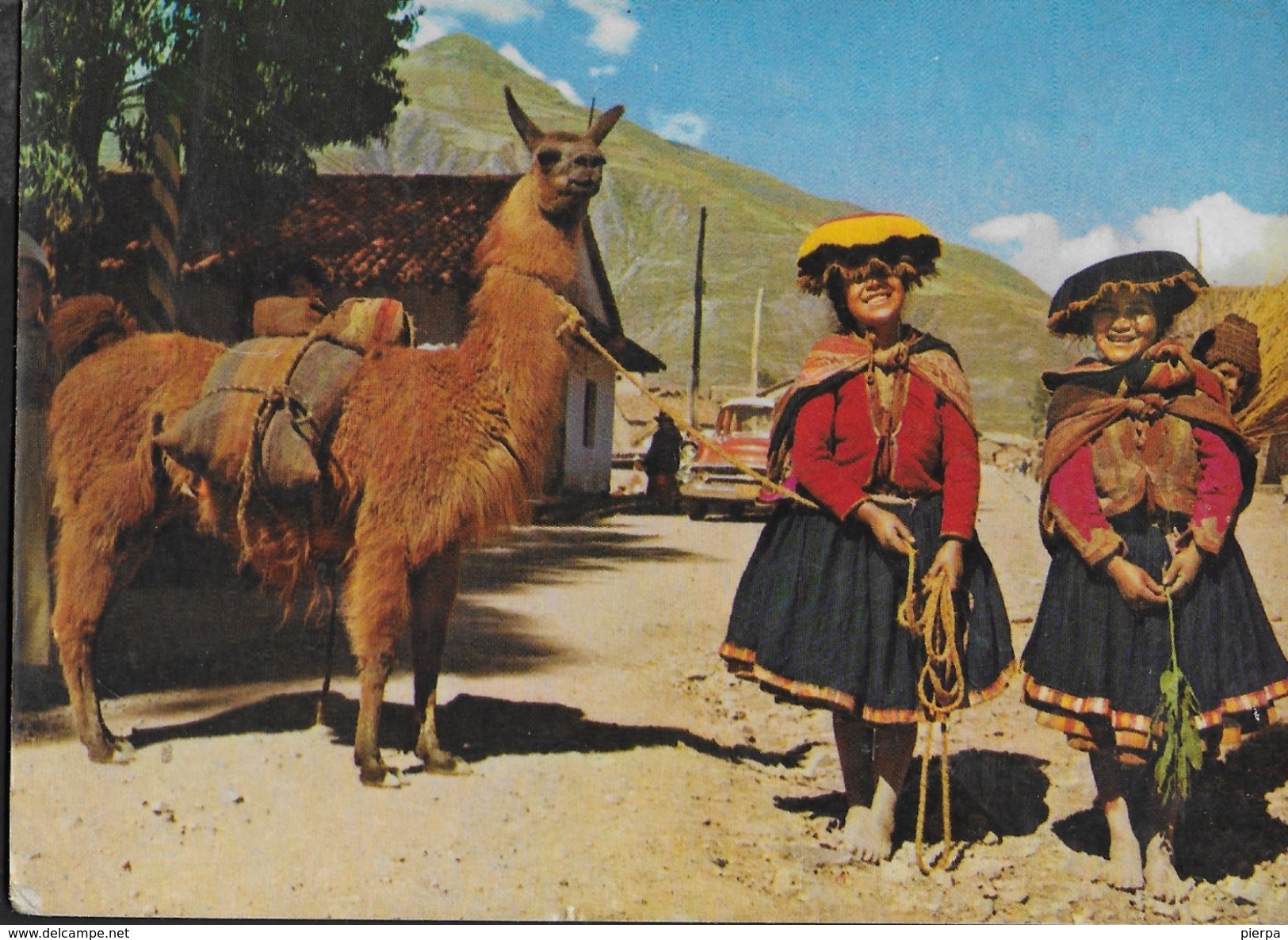 PERU' - PISAQ - RAGAZZE CON LAMA - VIAGGIATA FRANCOBOLLO ASPORTATO - Perù