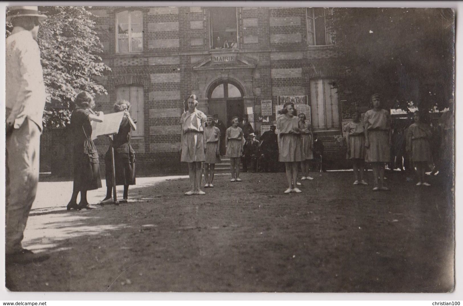 CARTE PHOTO : PLACE DE LA MAIRIE - UNE VIOLONISTE ET UNE CHORALE DEVANT L'HOTEL DE VILLE - 2 SCANS - - A Identifier