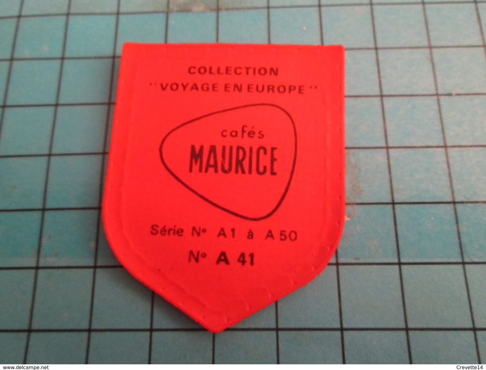 PUB 615 Ecusson Publicitaire Années 60  CAFES MAURICE N° A41 LA HAYE Collection  "VOYAGE EN EUROPE" - Magnets