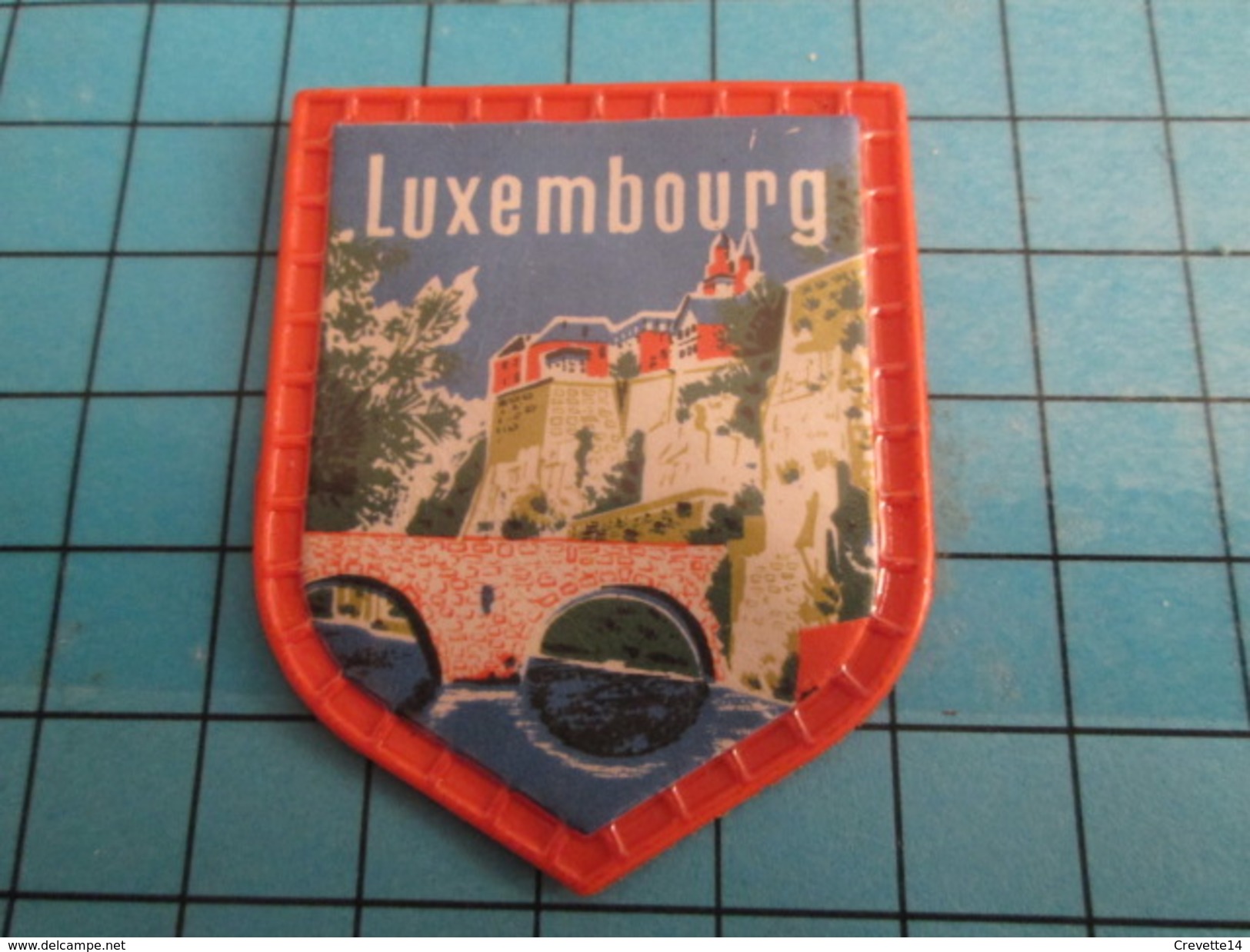 PUB 615 Ecusson Publicitaire Années 60  CAFES MAURICE N° A48 LUXEMBOURG Collection  "VOYAGE EN EUROPE" - Magnets