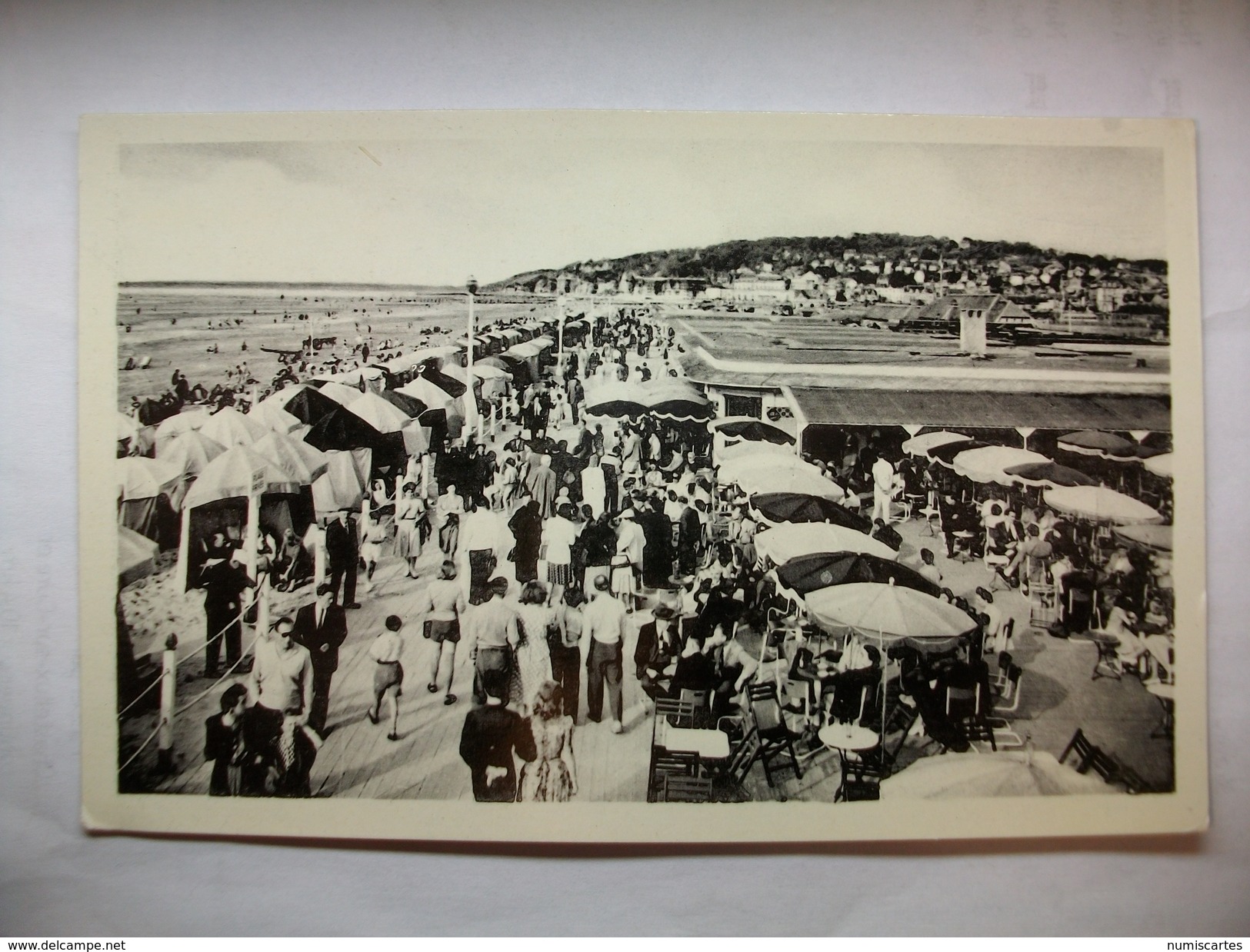 Carte Postale Deauville (14) Le Bar Du Soleil  (Petit Format Non Circulée ) - Deauville