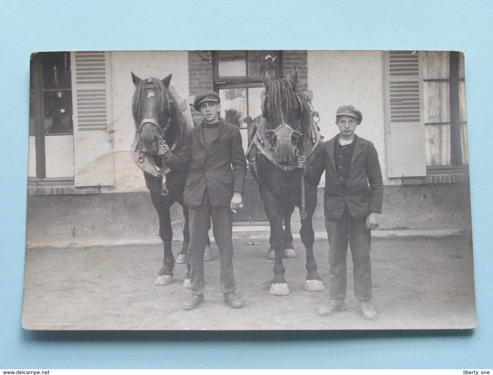 2 Jonge Mannen Met 2 PAARDen / CHEVAL / HORSE / PFERD ( Zie Foto's Voor Detail ) ! - Altri & Non Classificati