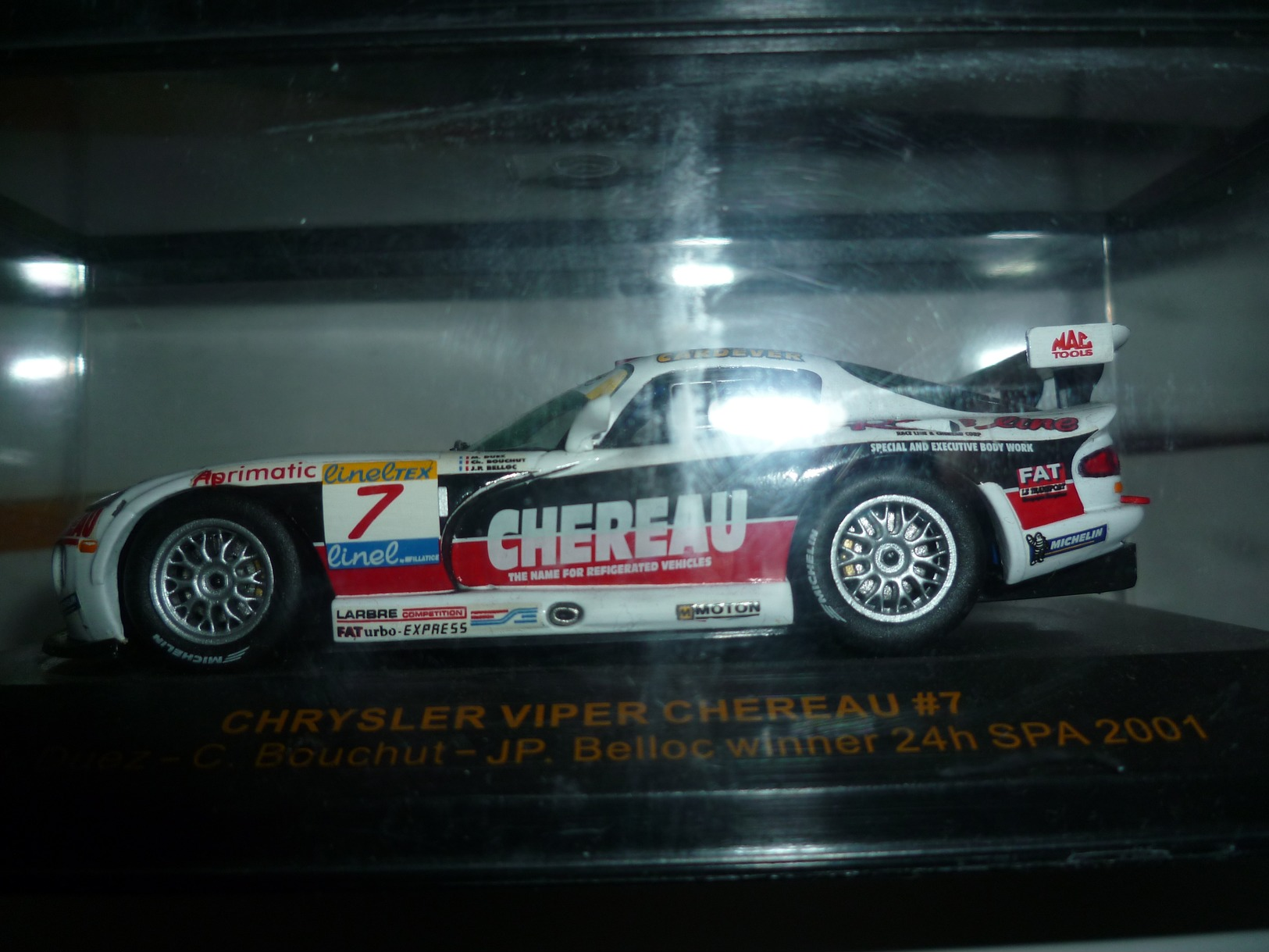 VOITURE MINIATURE COLLECTION IXO CHRYSLER VIPER ET AUDI R8 GULF COFFRET DOUBLE ECHELLE 1:43 BOITE + SOCLE - Cars