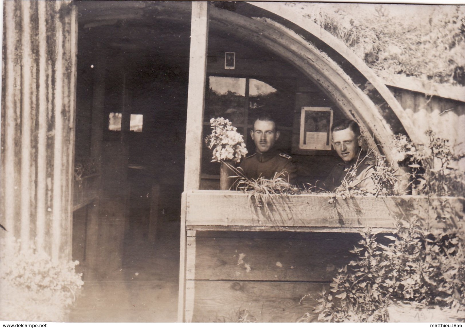 Photo Aout 1918 SAINT-LEGER (près Bapaume) - Soldats Allemands Dans Un Abri (A183, Ww1, Wk 1) - Autres & Non Classés