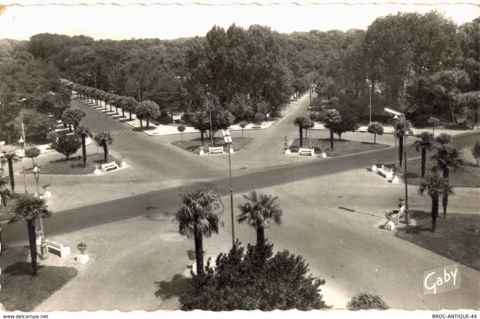 LOT N°2 - LOT DE 120 CARTES DE LA BAULE - LE FRONT DE MER ET LE CENTRE