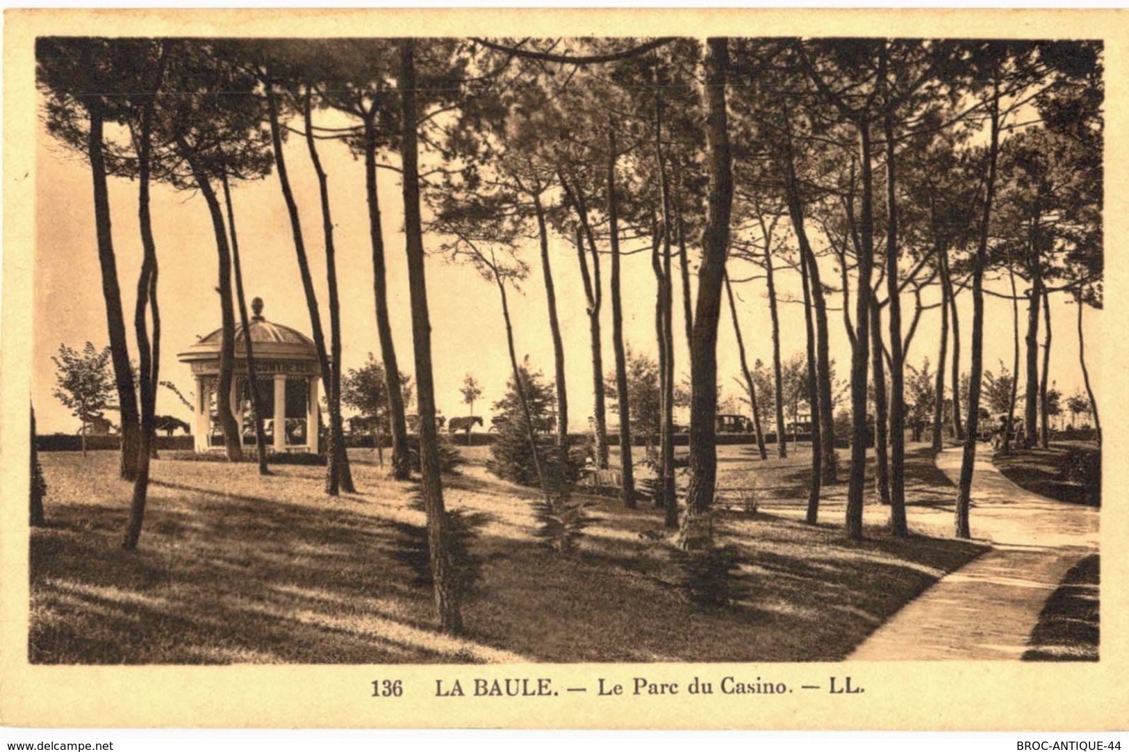 LOT N°2 - LOT DE 120 CARTES DE LA BAULE - LE FRONT DE MER ET LE CENTRE