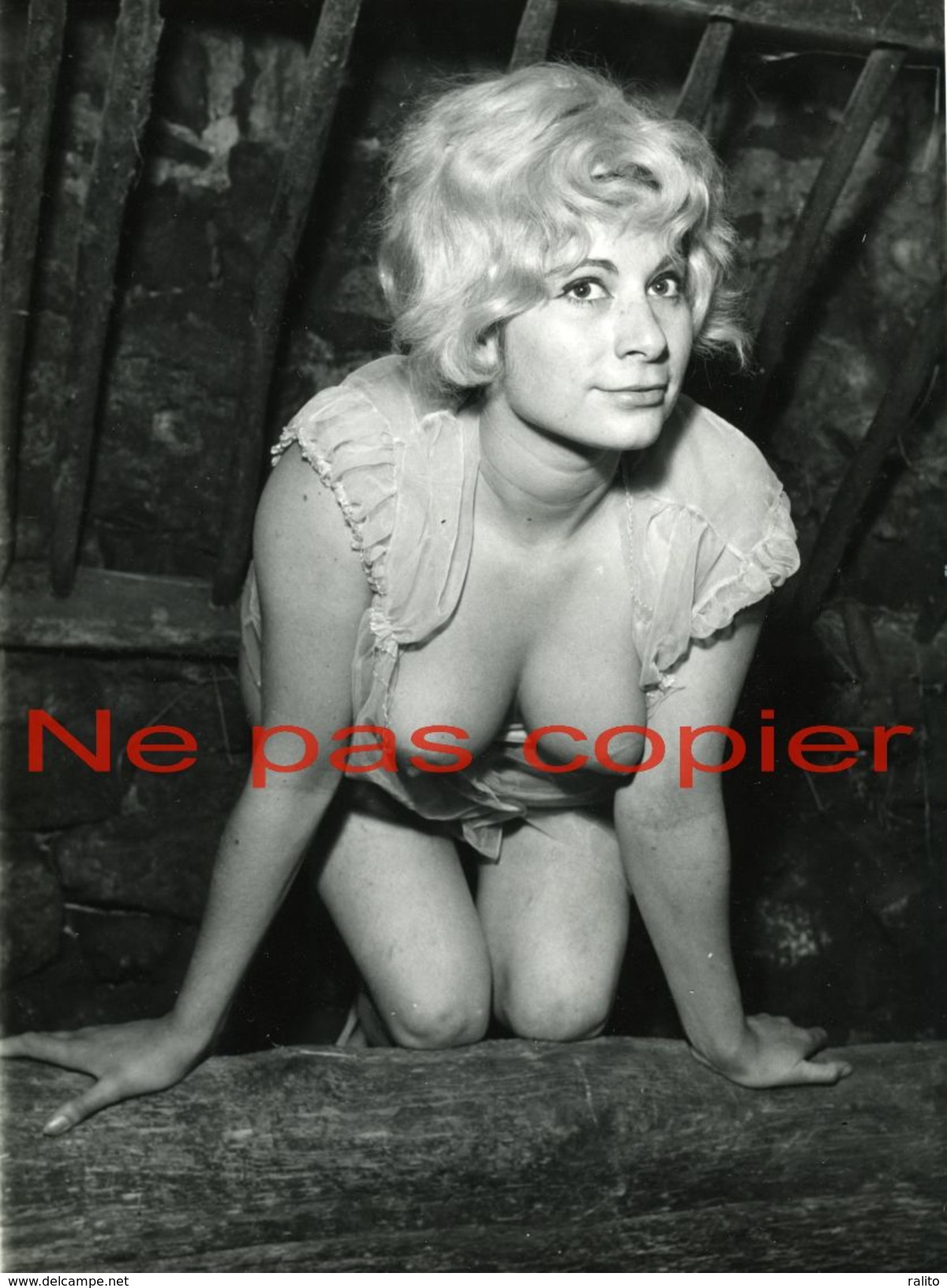 NU FEMININ Vers 1950  GRANDE PHOTO 18 X 13 Cm - Pin-Ups