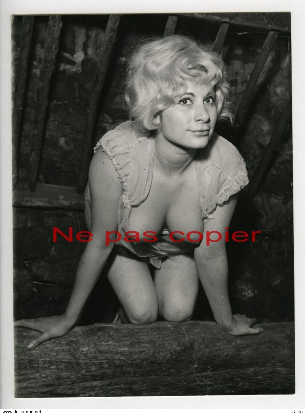 NU FEMININ Vers 1950  GRANDE PHOTO 18 X 13 Cm - Pin-Ups